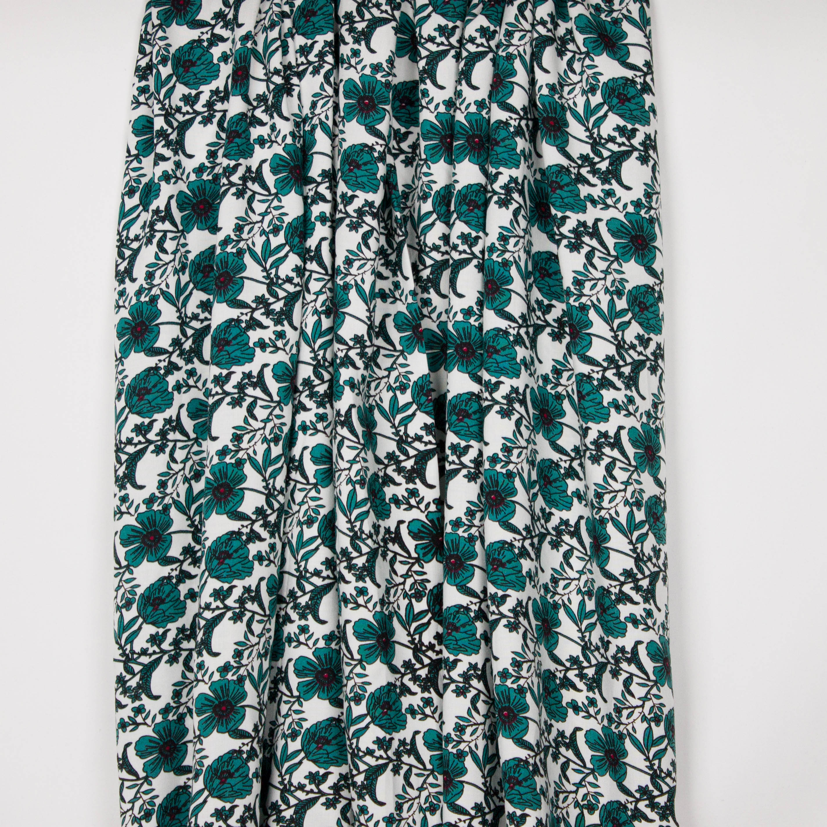 Witte viscose met petrol bloemen