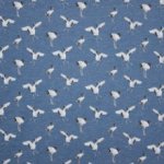 Jeansblauwe sweaterstof met vogelmotief