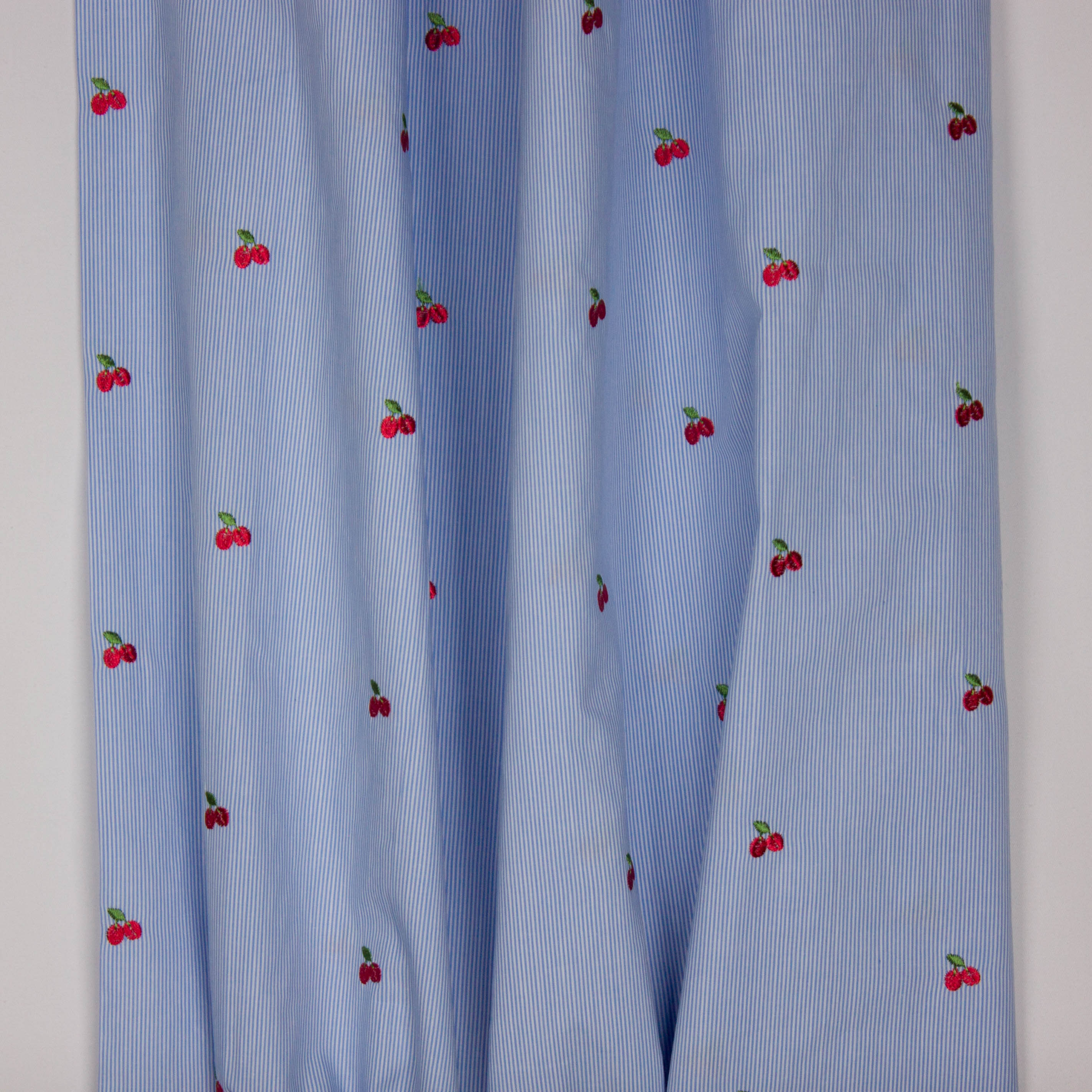 Wit / blauw gestreept katoentje met geborduurde kersen