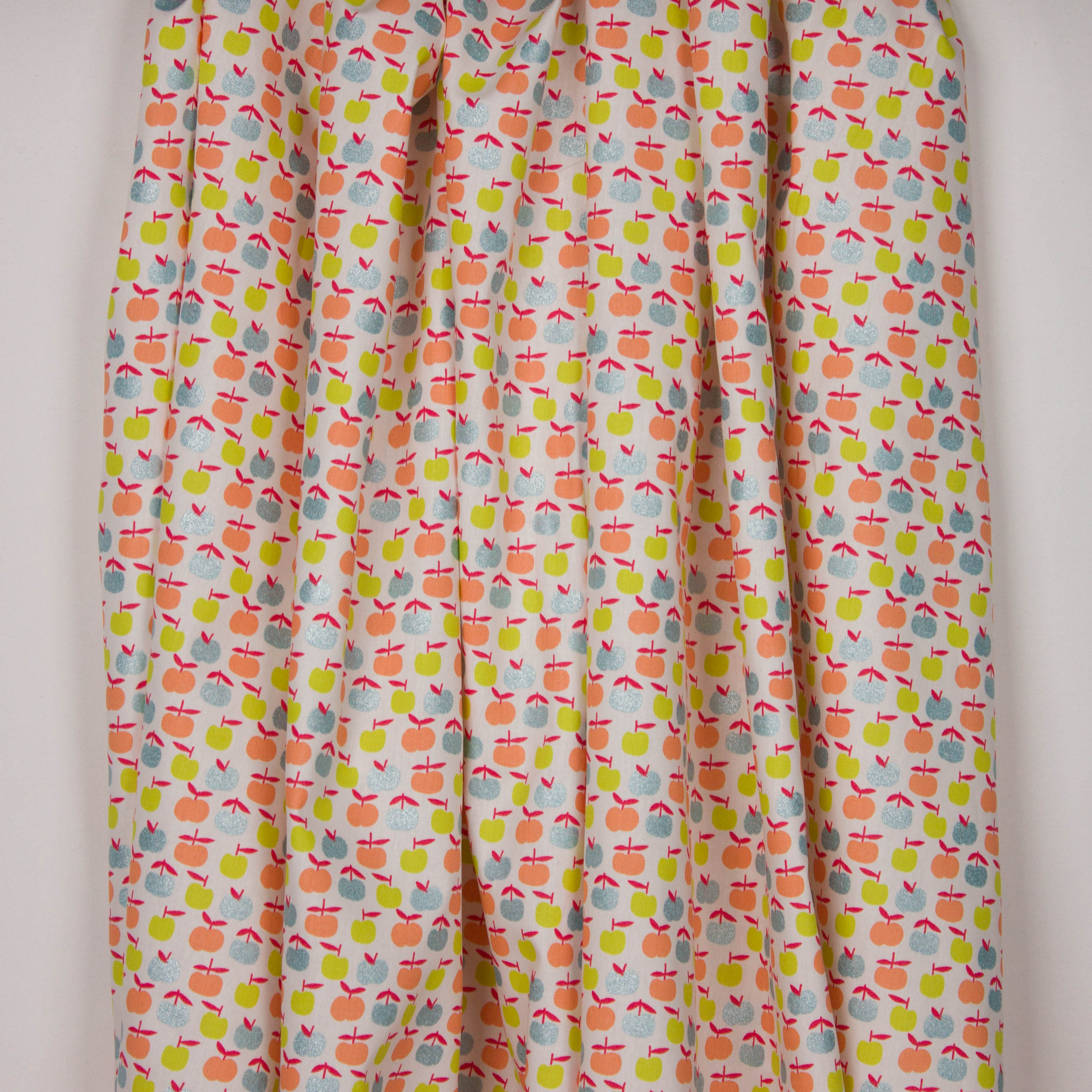 Wit katoentje met kleurrijke appelprint "Glitter Yummy Apple" van Poppy