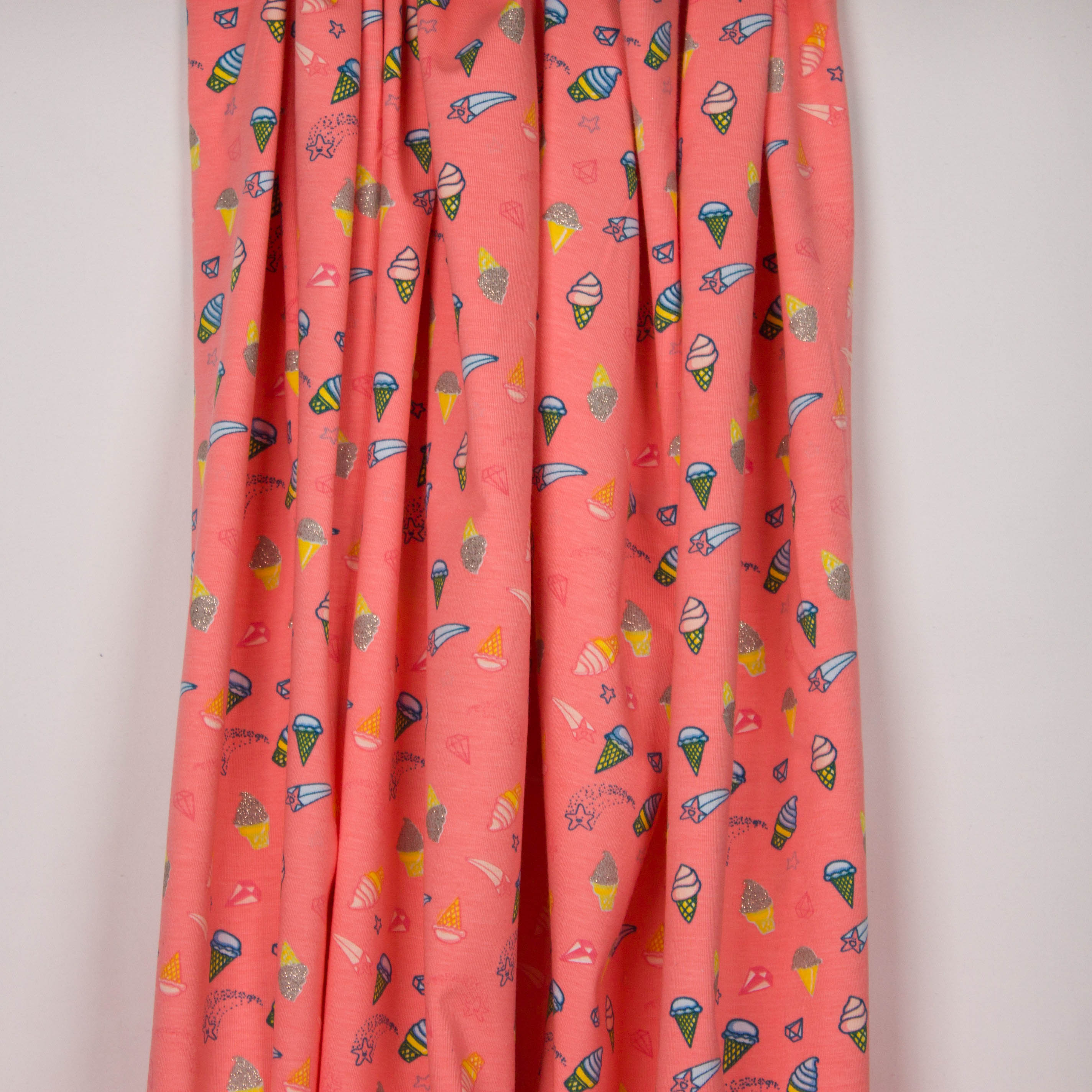 Zalmroze tricot met ijsjes- en sterrenmotief van Poppy