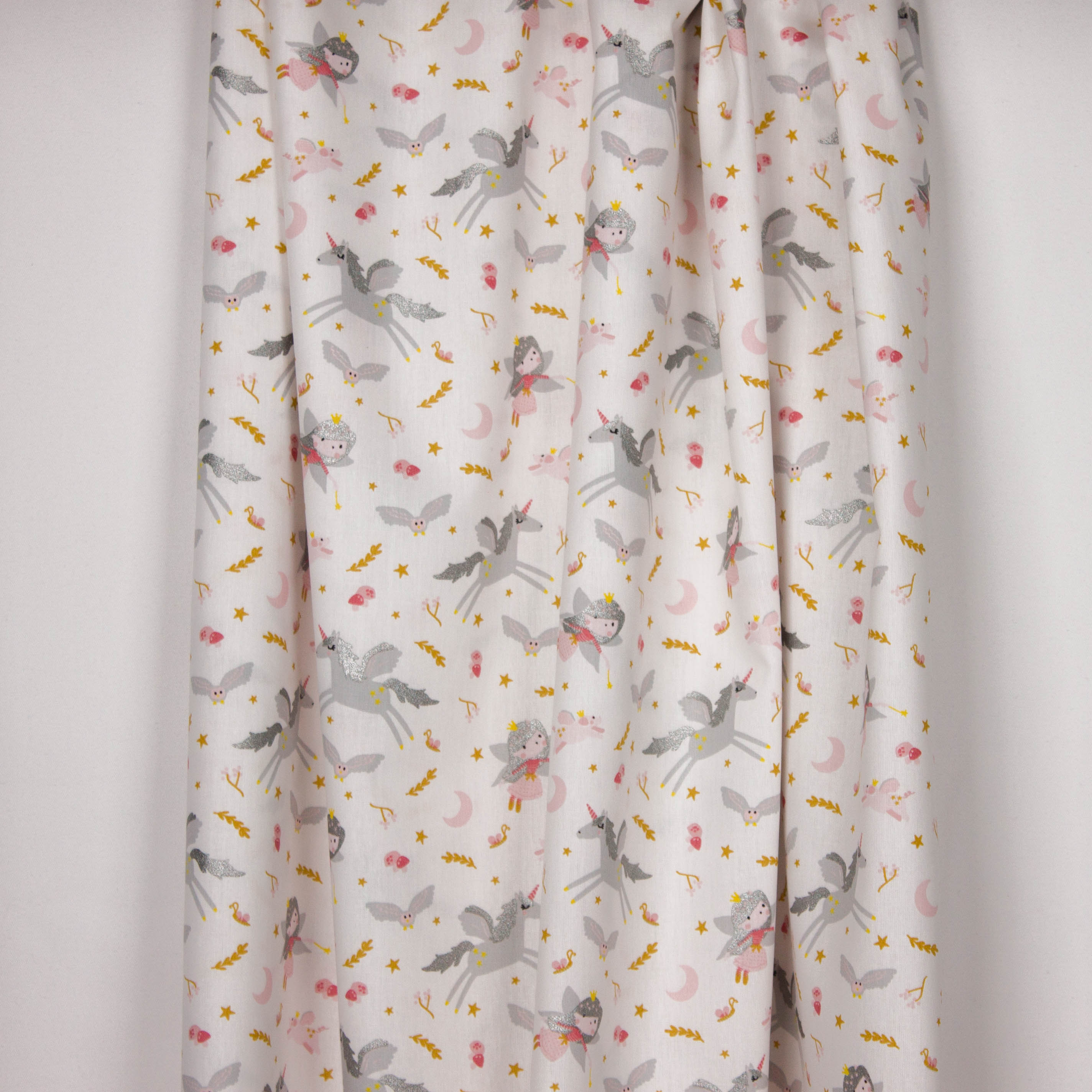 Wit katoentje met eenhoorns- en engeltjesmotief van Poppy