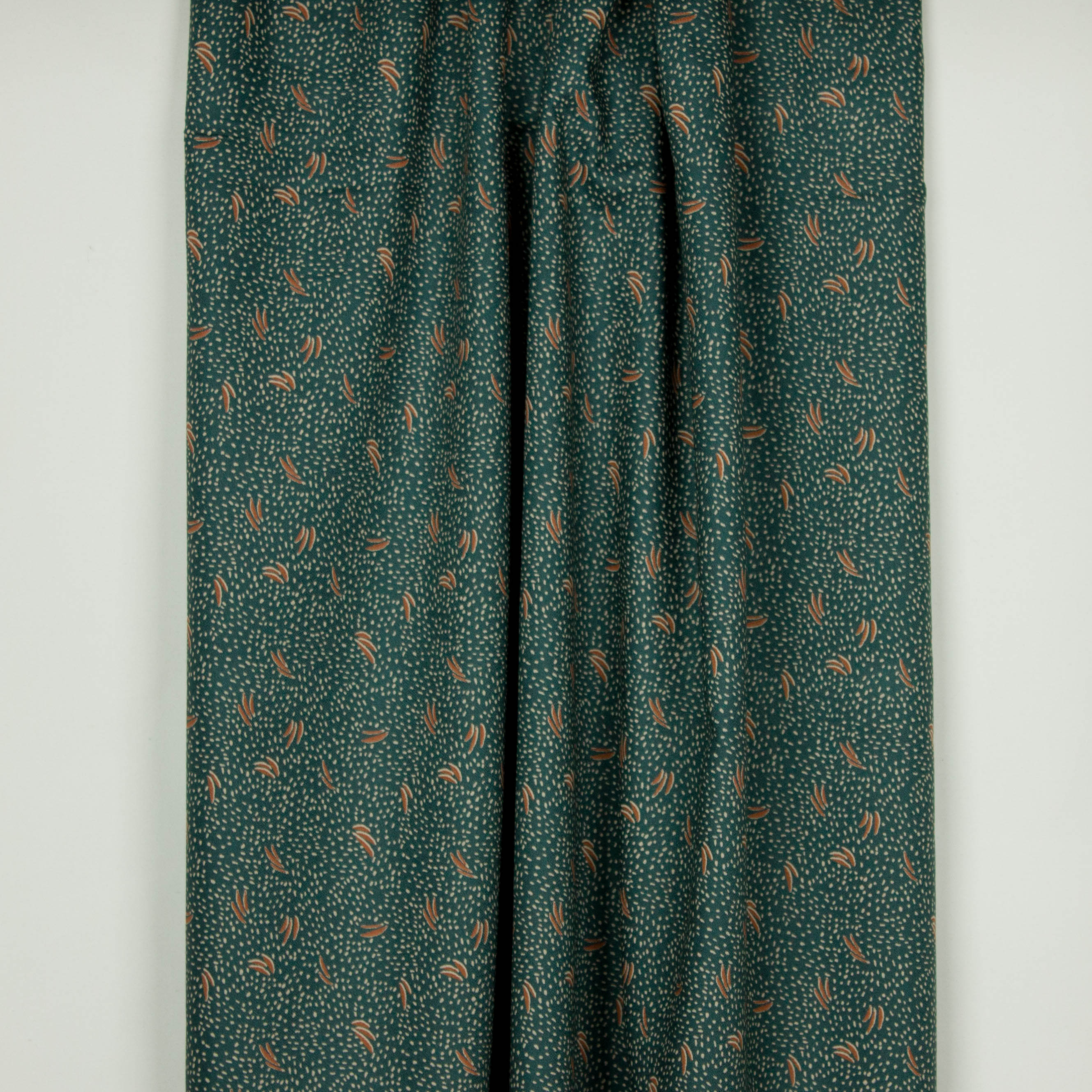 Petrol viscose crêpe met roest abstract motiefje "Dune Smokey" van Atelier Brunette