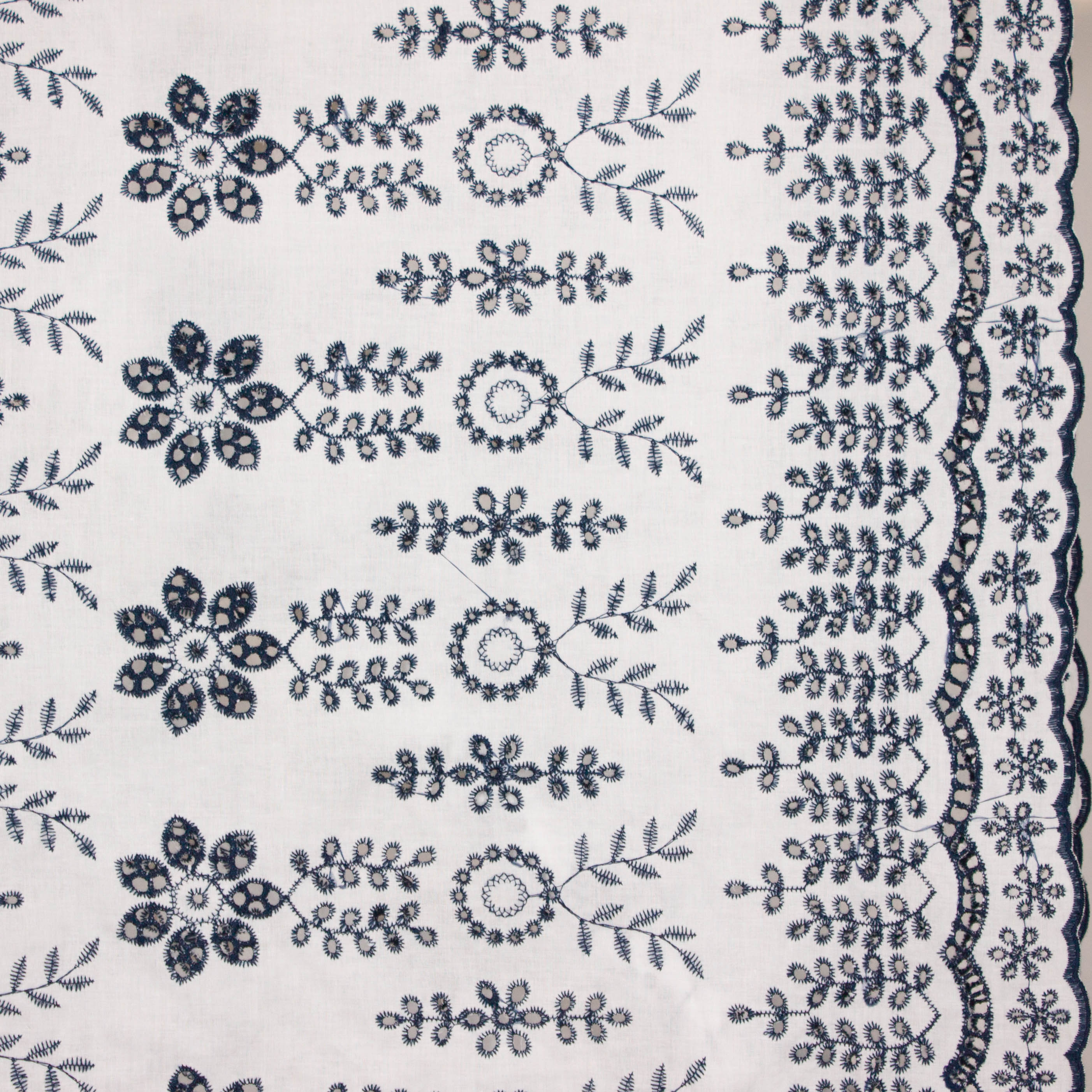 Witte katoen broderie met donkerblauwe bloemen van Stitched By You
