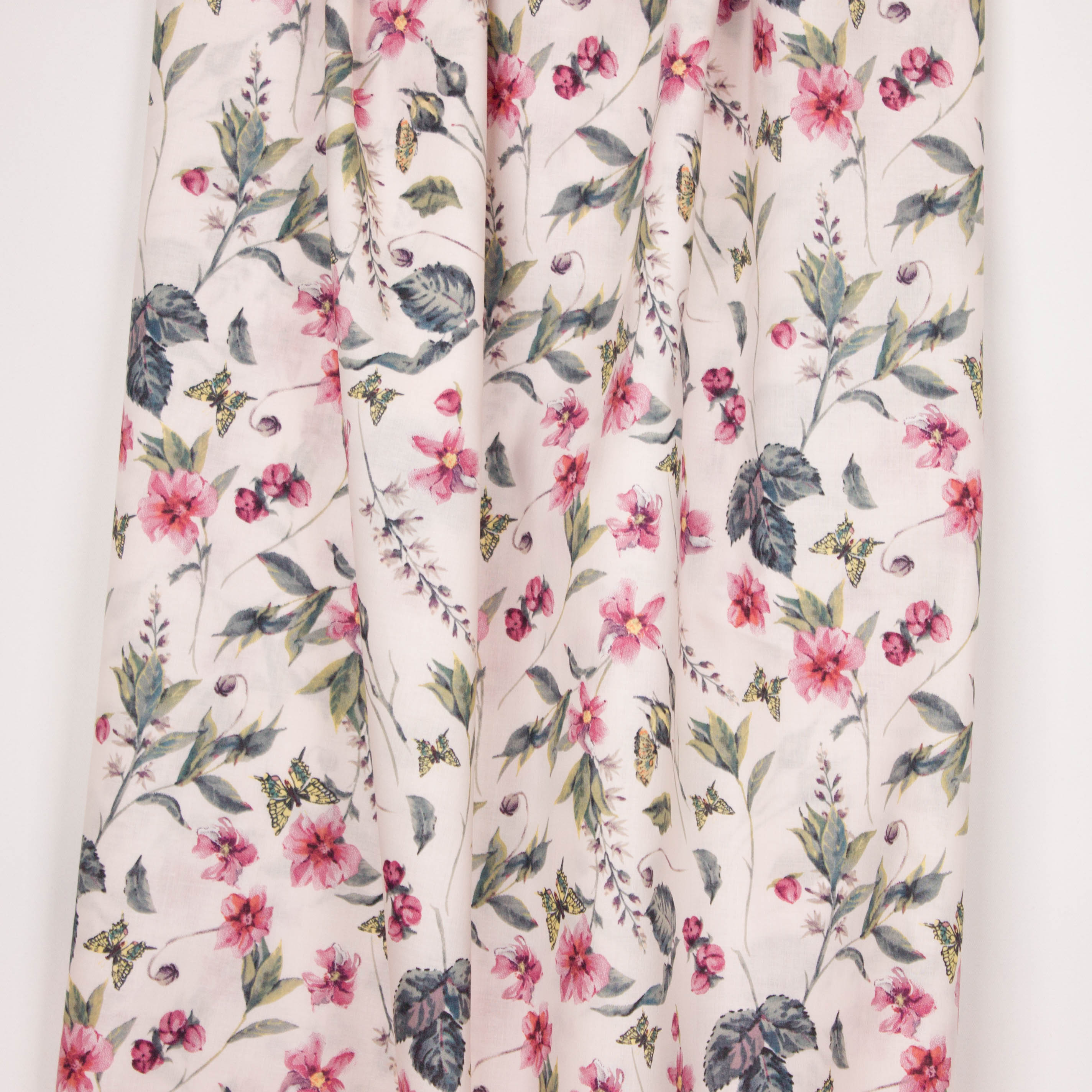 Lichtroze katoen met bloemen, planten en vlinders