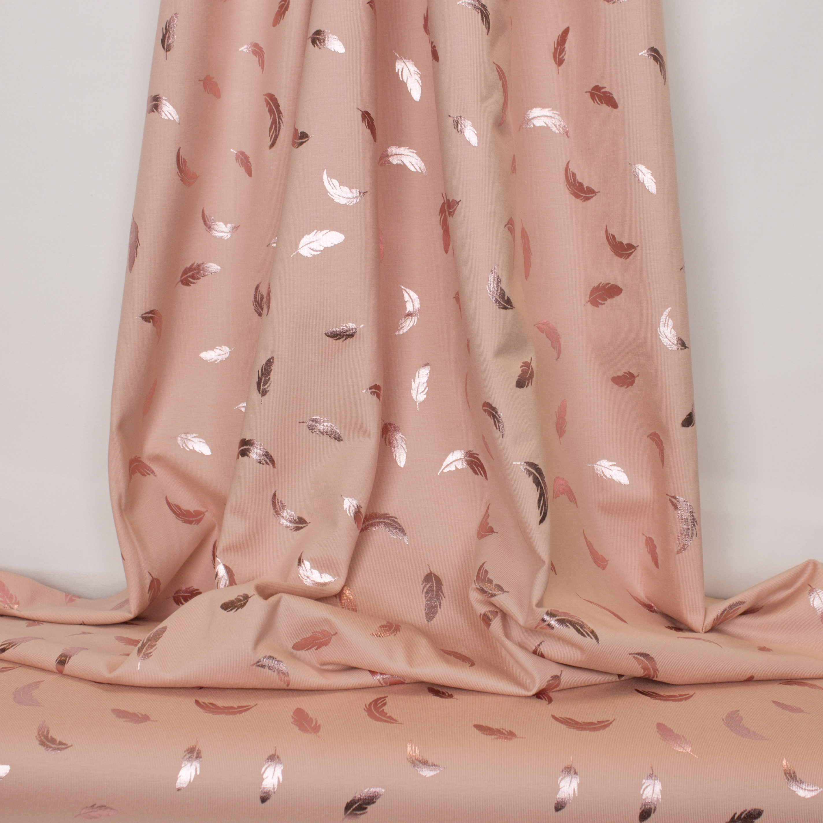 Roze tricot met weerspiegelende veertjes