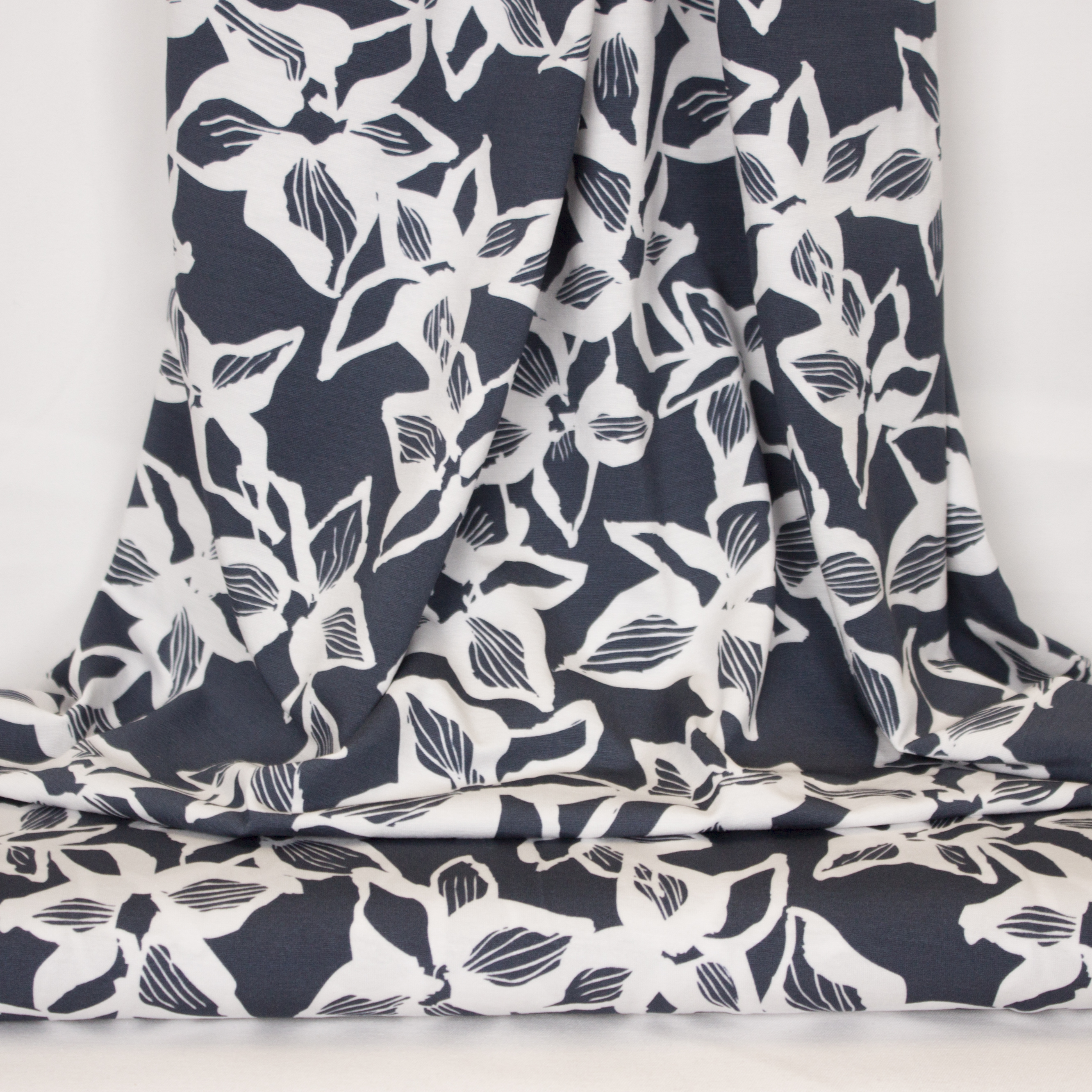 Grijze modal tricot met witte bloemen