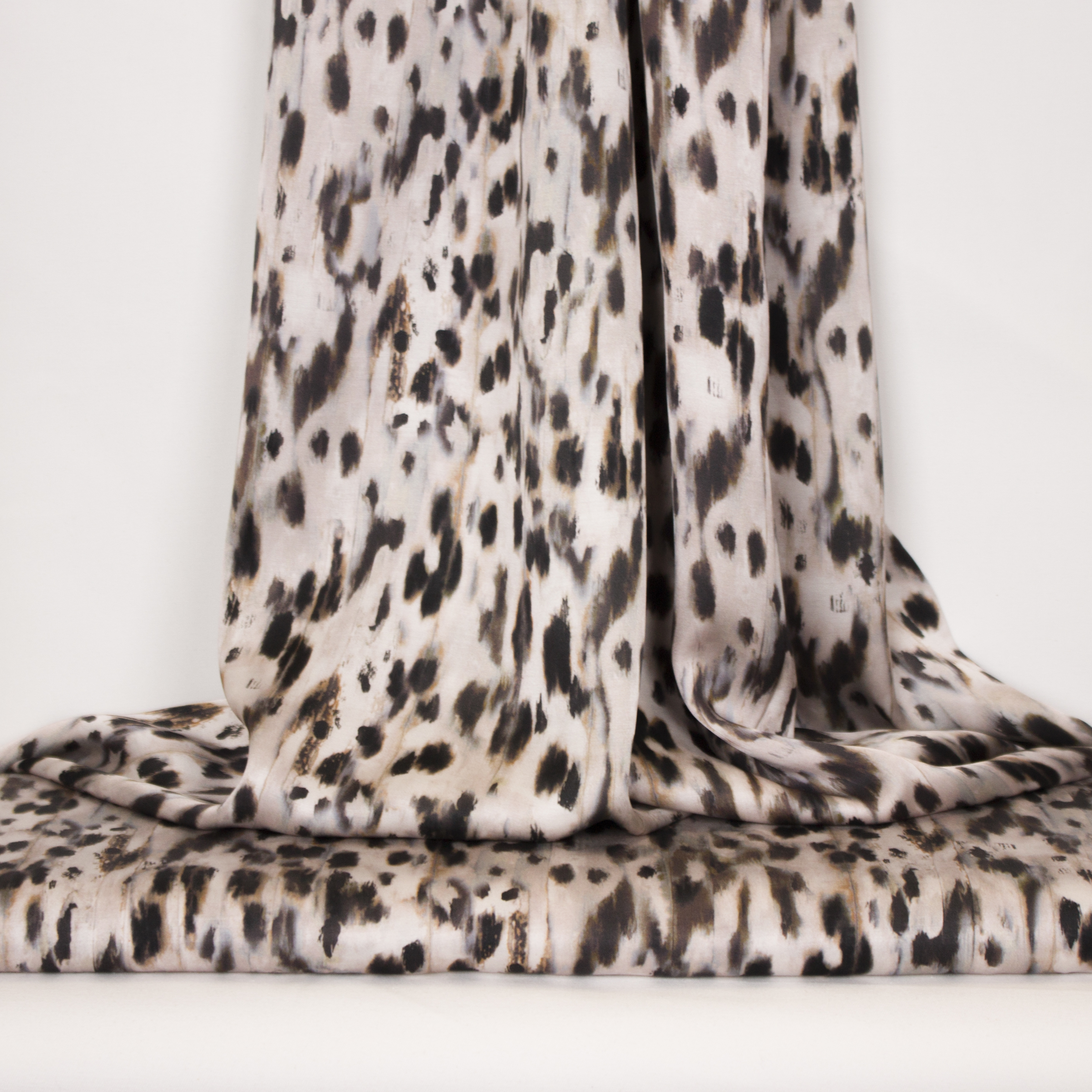 Licht roze viscose met uitgesmeerde luipaardprint van La Maison Victor