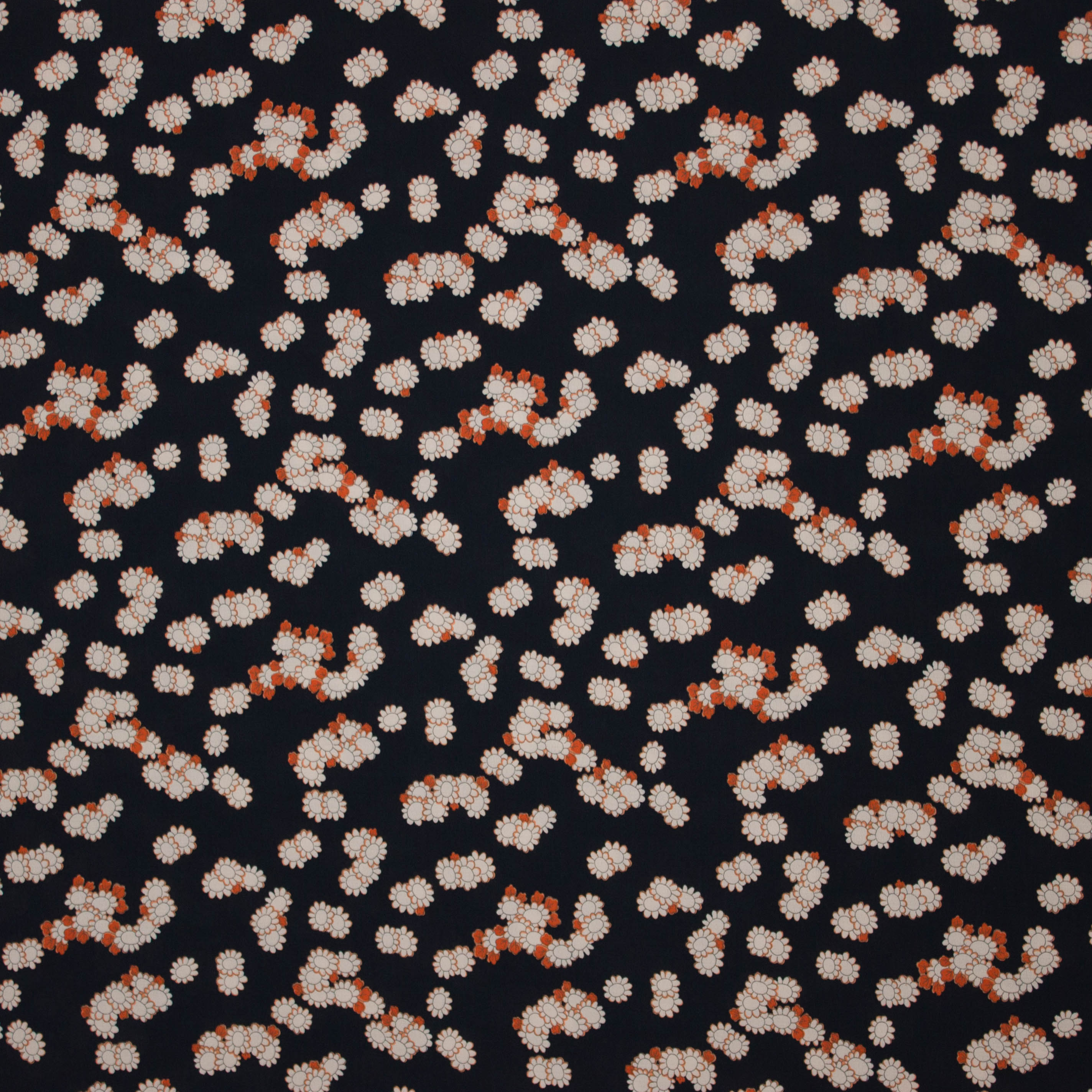 Zwarte Italiaanse viscose met bloemen in wit en oranje