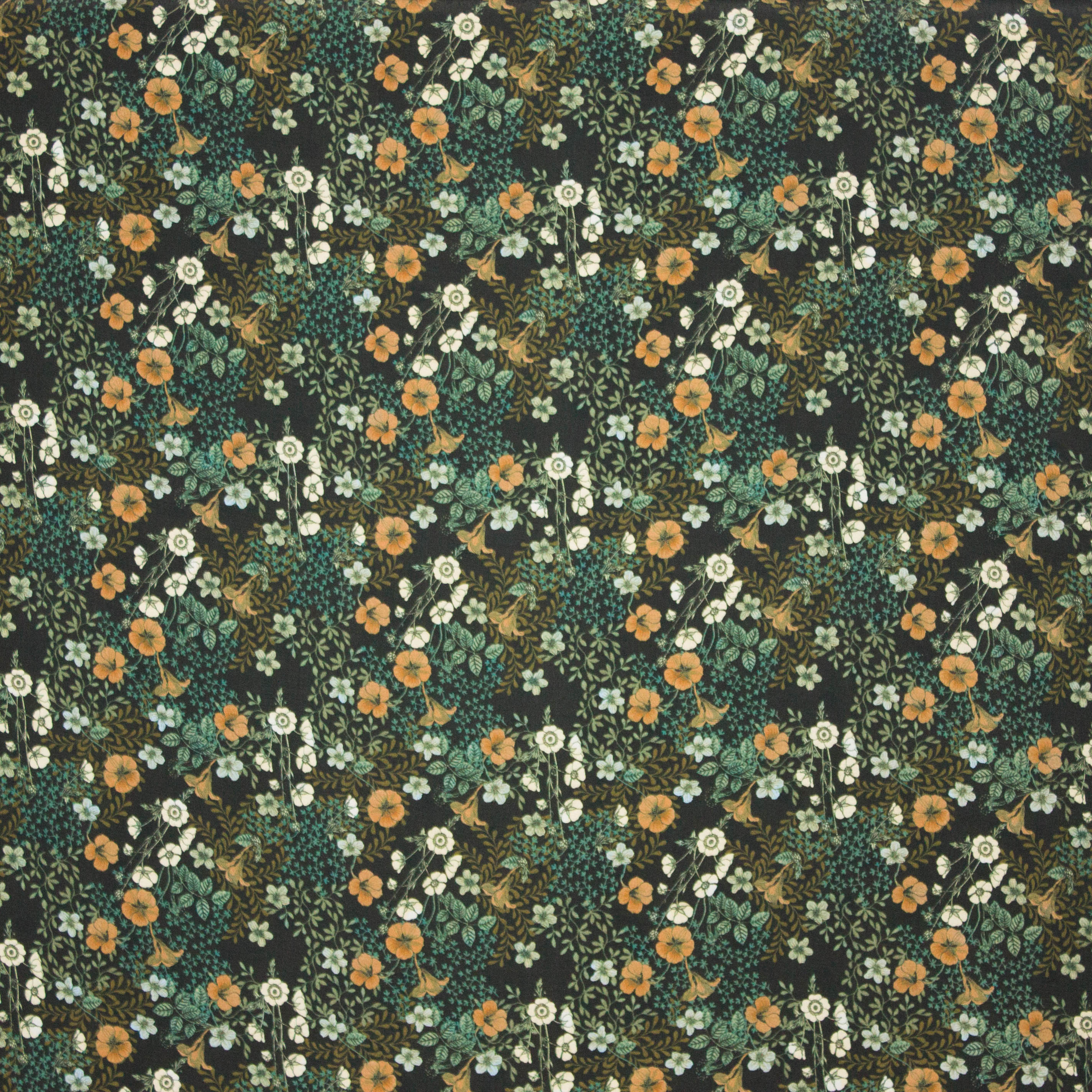 Italiaanse viscose met bloemen op zwarte achtergrond