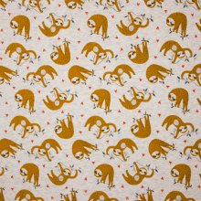 Ecru sweaterstof met luiaard motief en hartjes