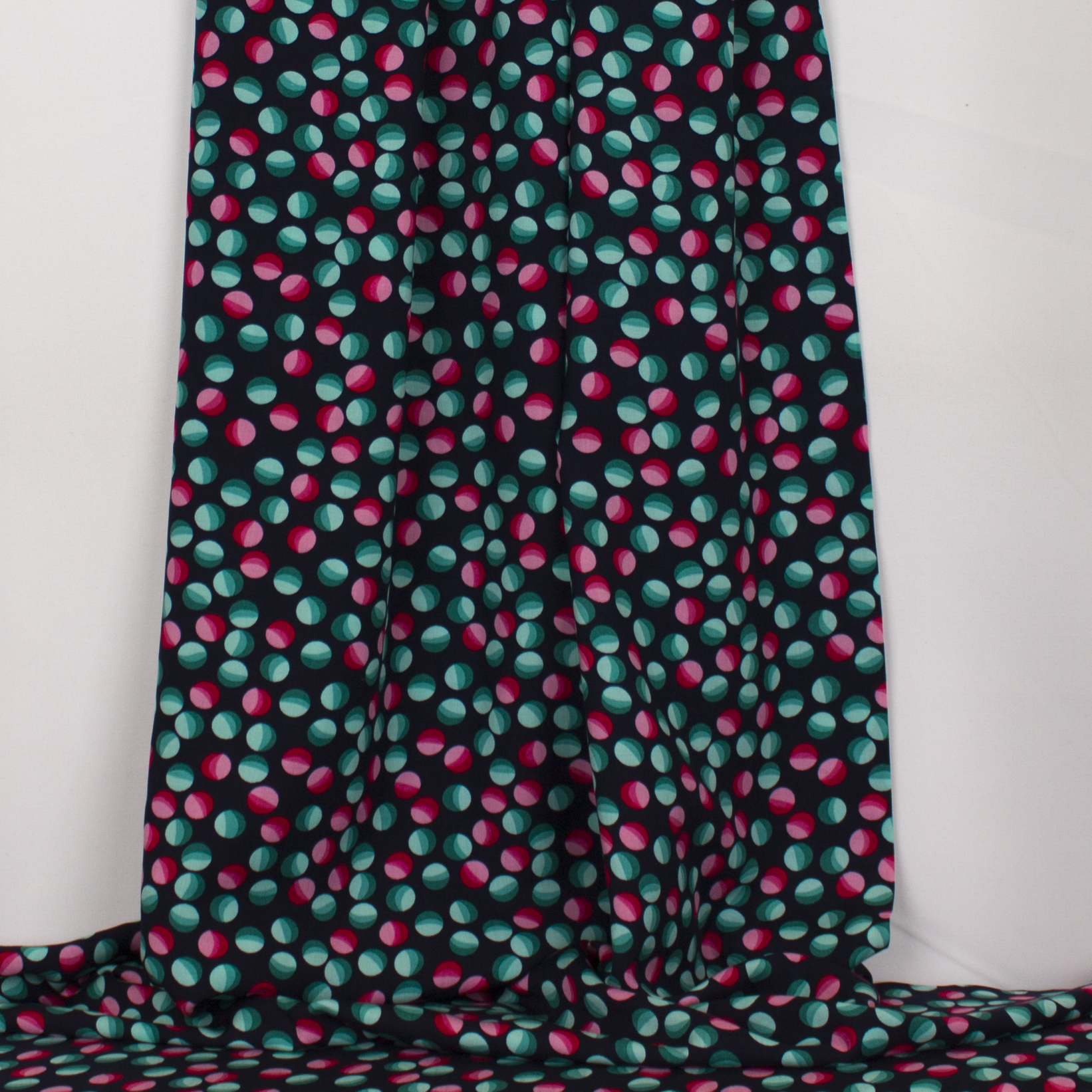 Nachtblauwe viscose met ovalen in rood en groen