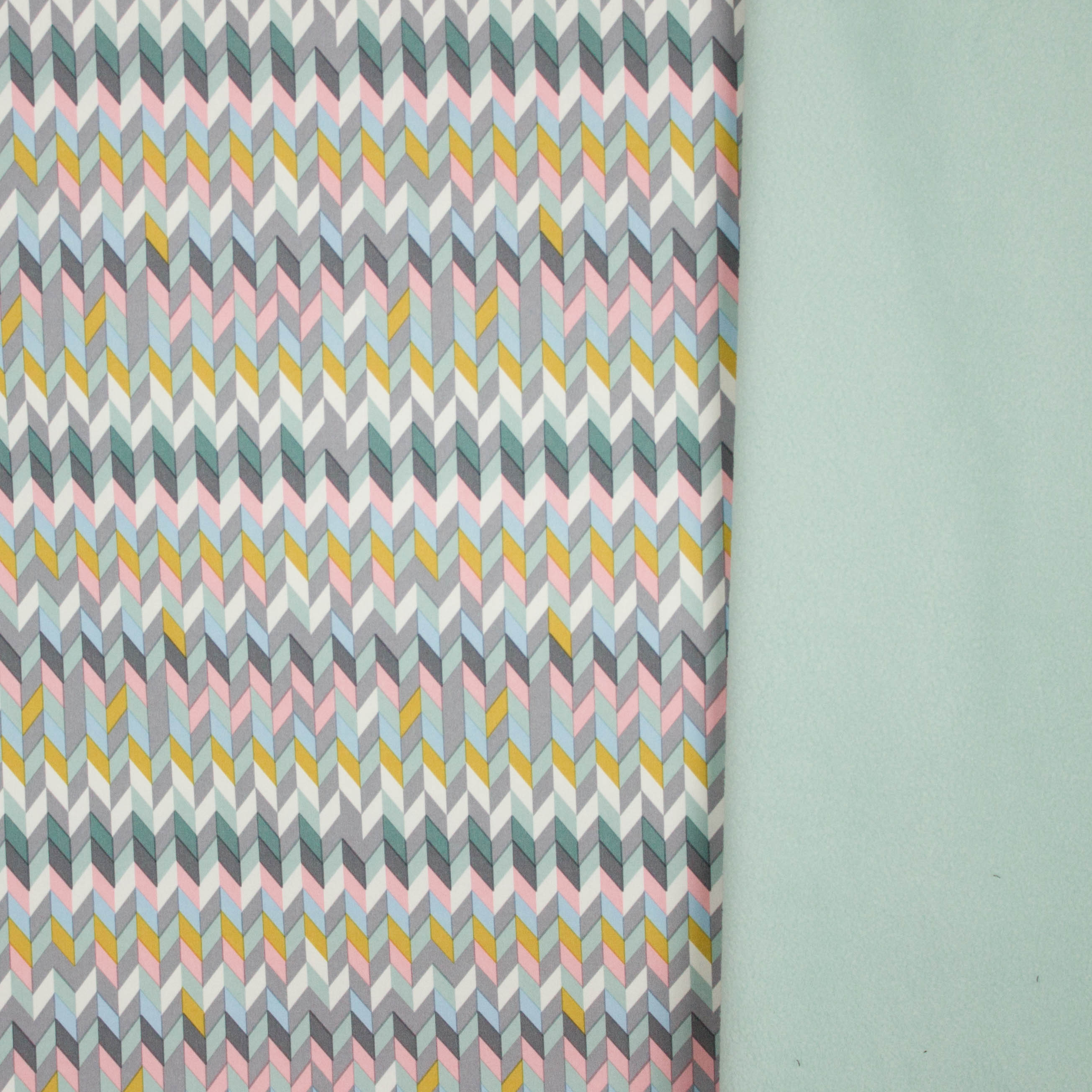 Softshell met abstract motief en muntkleurige achterkant