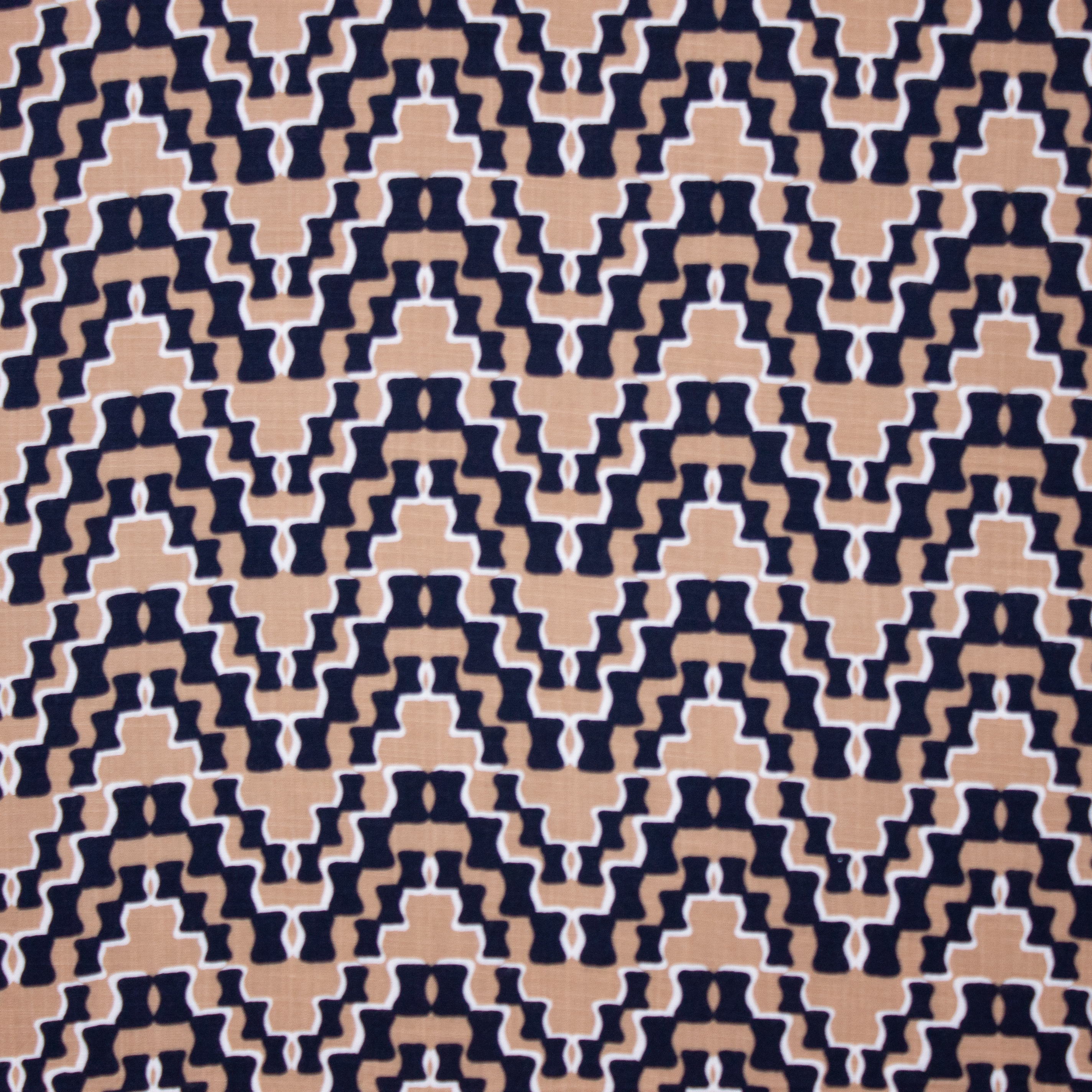 Bruine viscose met zwart patroon met linnen structuur