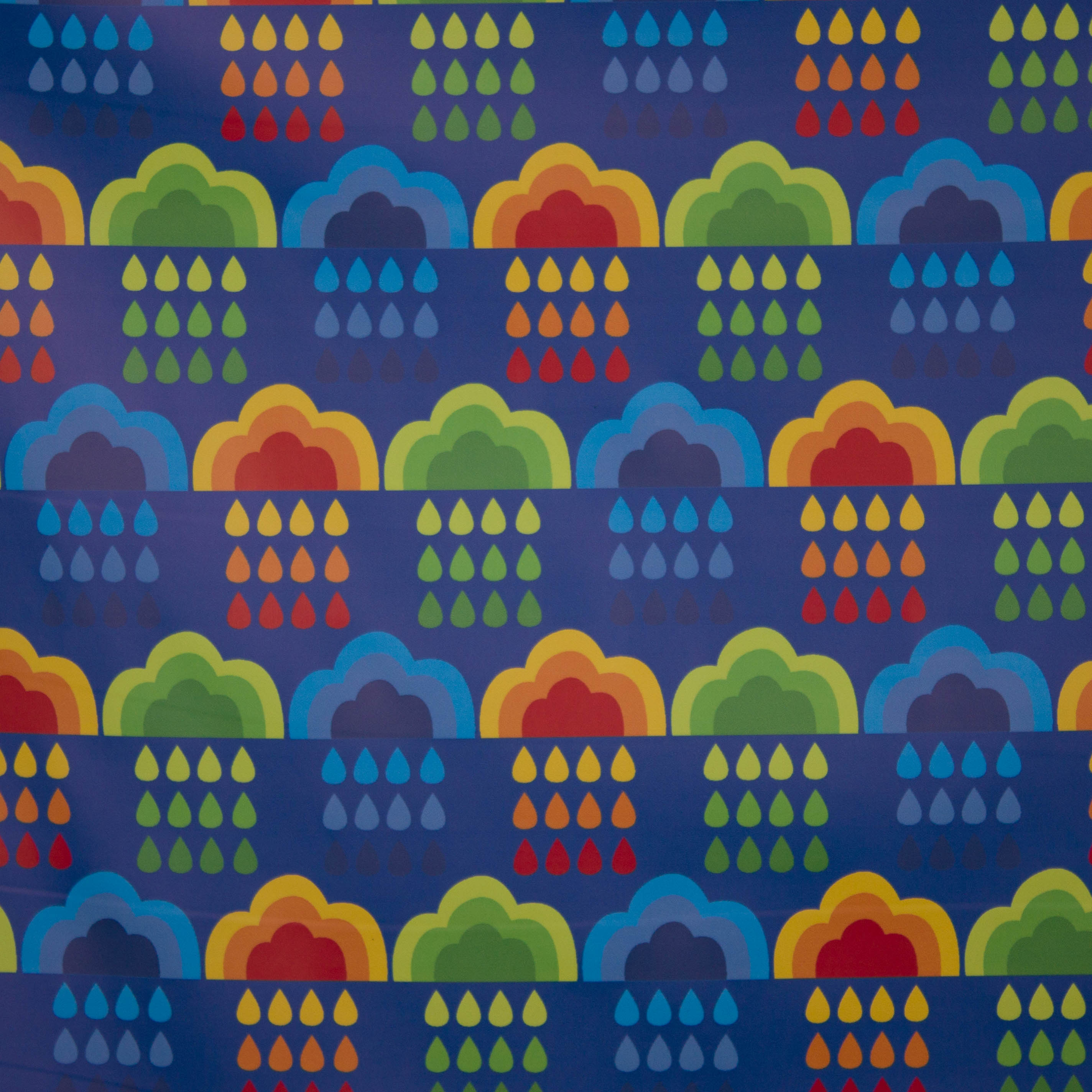 Regenjas stof in blauw met veelkleurige wolken