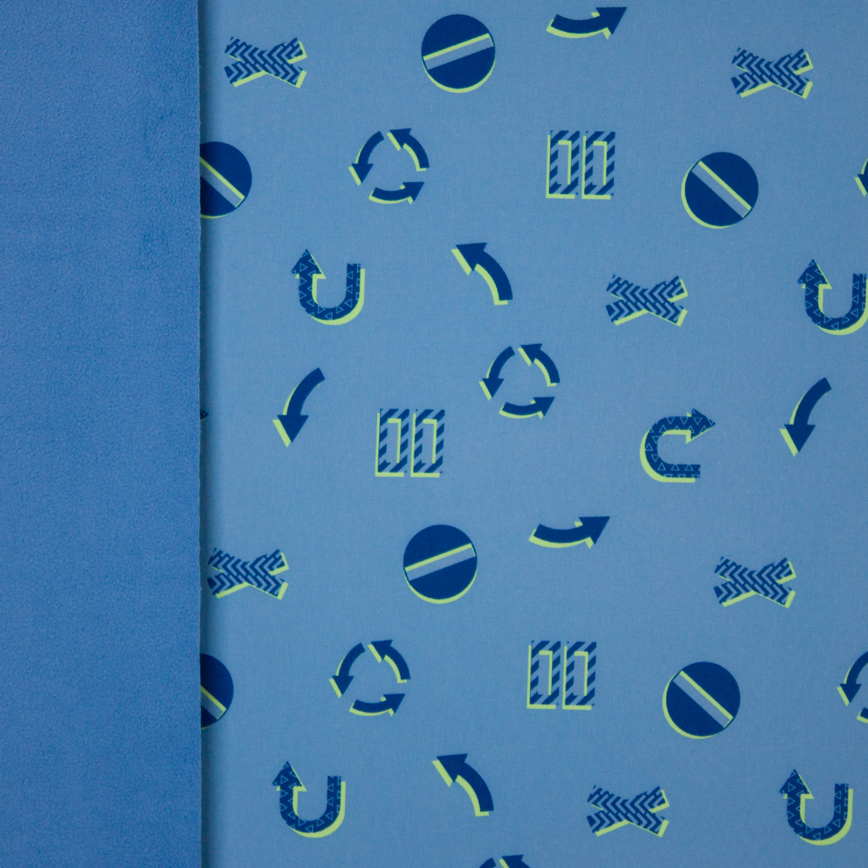 Blauwe softshell met verkeerstekens met blauwe achterkant