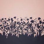 Gesatineerde katoen in roze en antraciet bloemenprint van 'Cherry Picking'