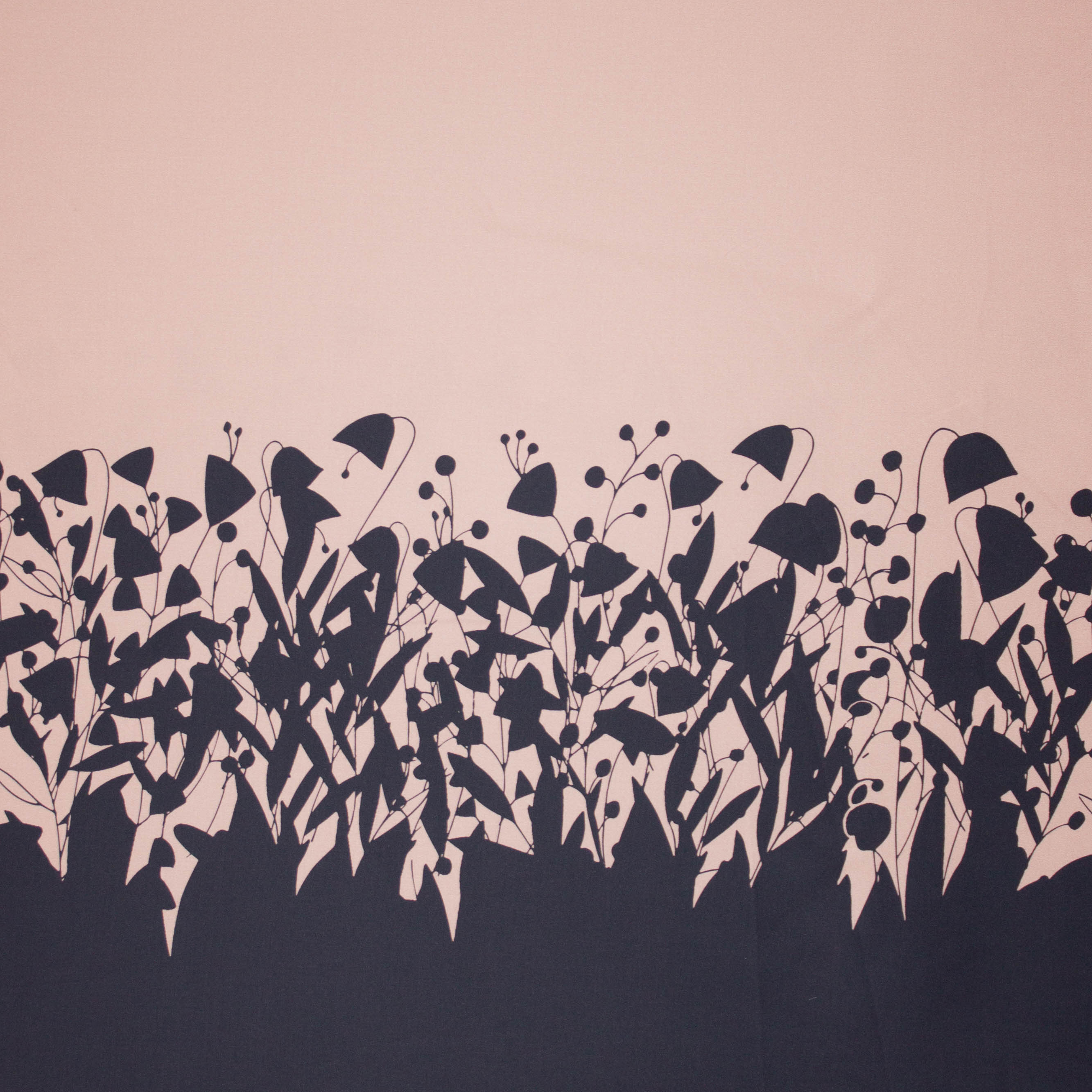 Gesatineerde katoen in roze en antraciet bloemenprint van 'Cherry Picking'