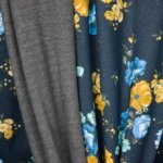 Donkerblauwe jeanslook sweaterstof met bloemen
