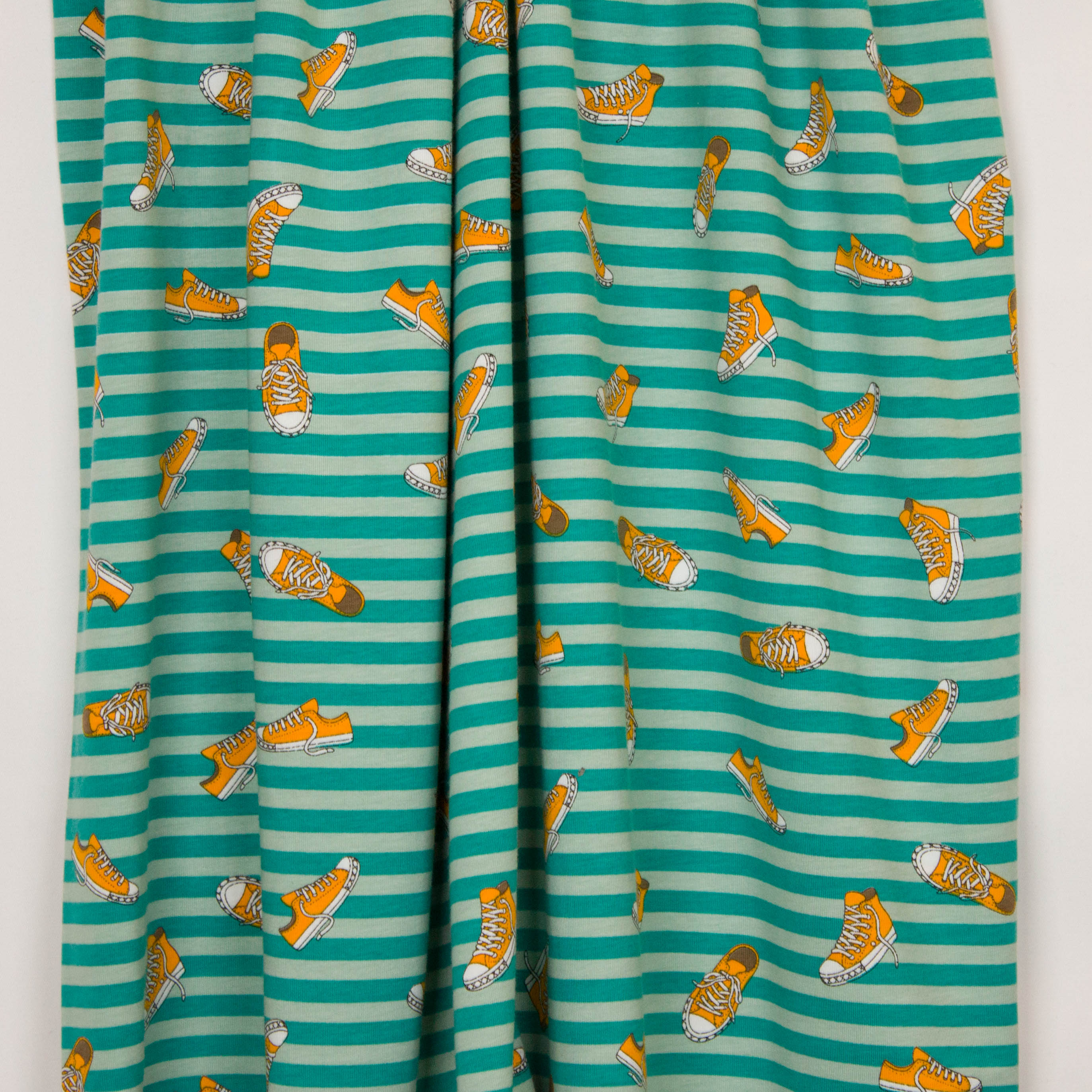 Gestreepte tricot in groen en donker muntgroen met sneakers