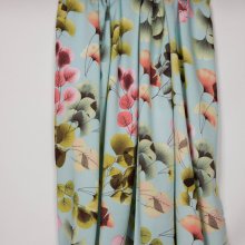 Lichtblauwe viscose met veelkleurige blaadjes
