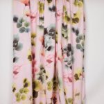 Lichtroze viscose met veelkleurige blaadjes