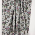 Grijze french terry met retro bloemenmotief op de lusjeszijde