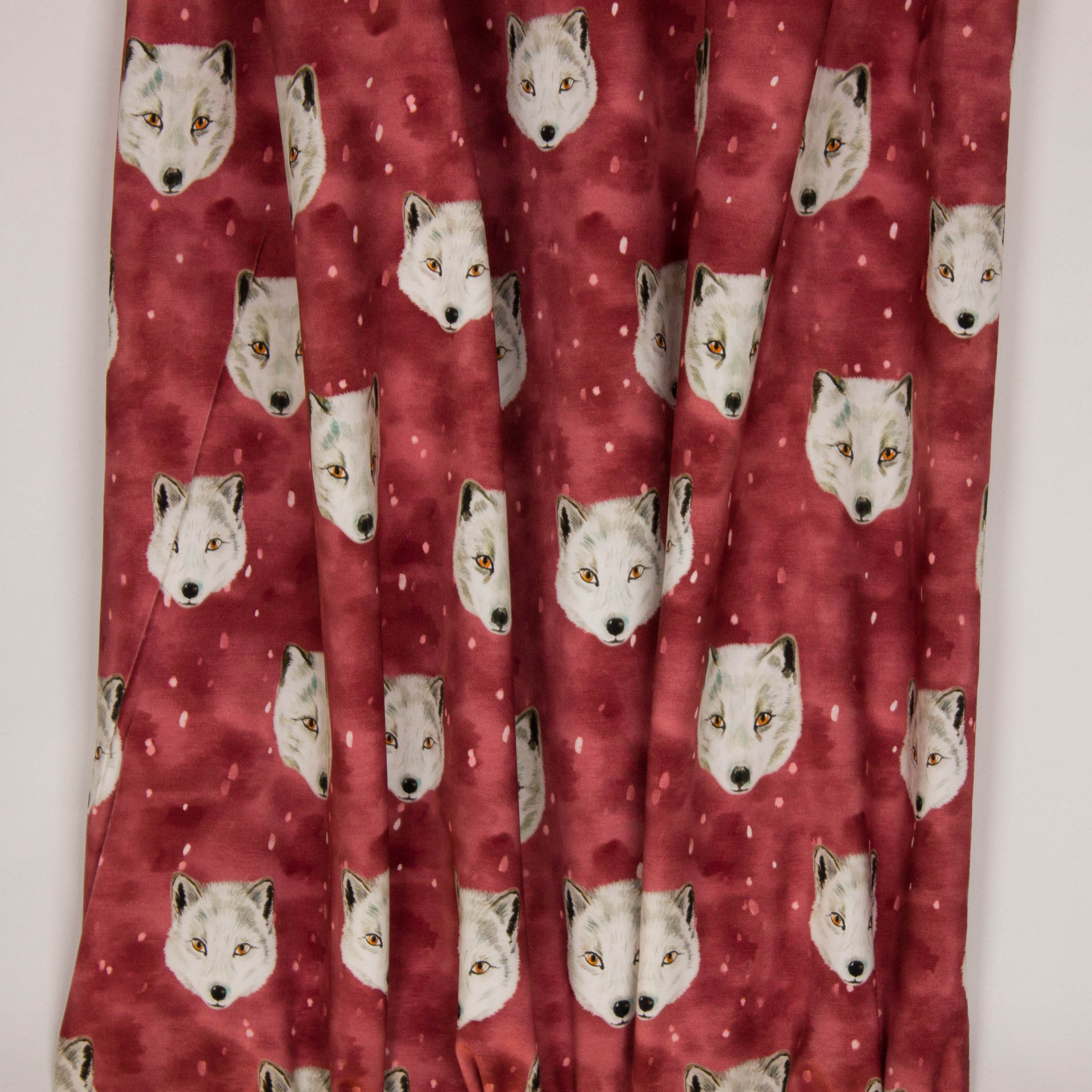 Gevlekte bordeaux tricot met wolvenkopjes van "Family Fabrics"
