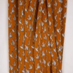 Bruine polyester met vogels "Pearl Peach van Penelope"