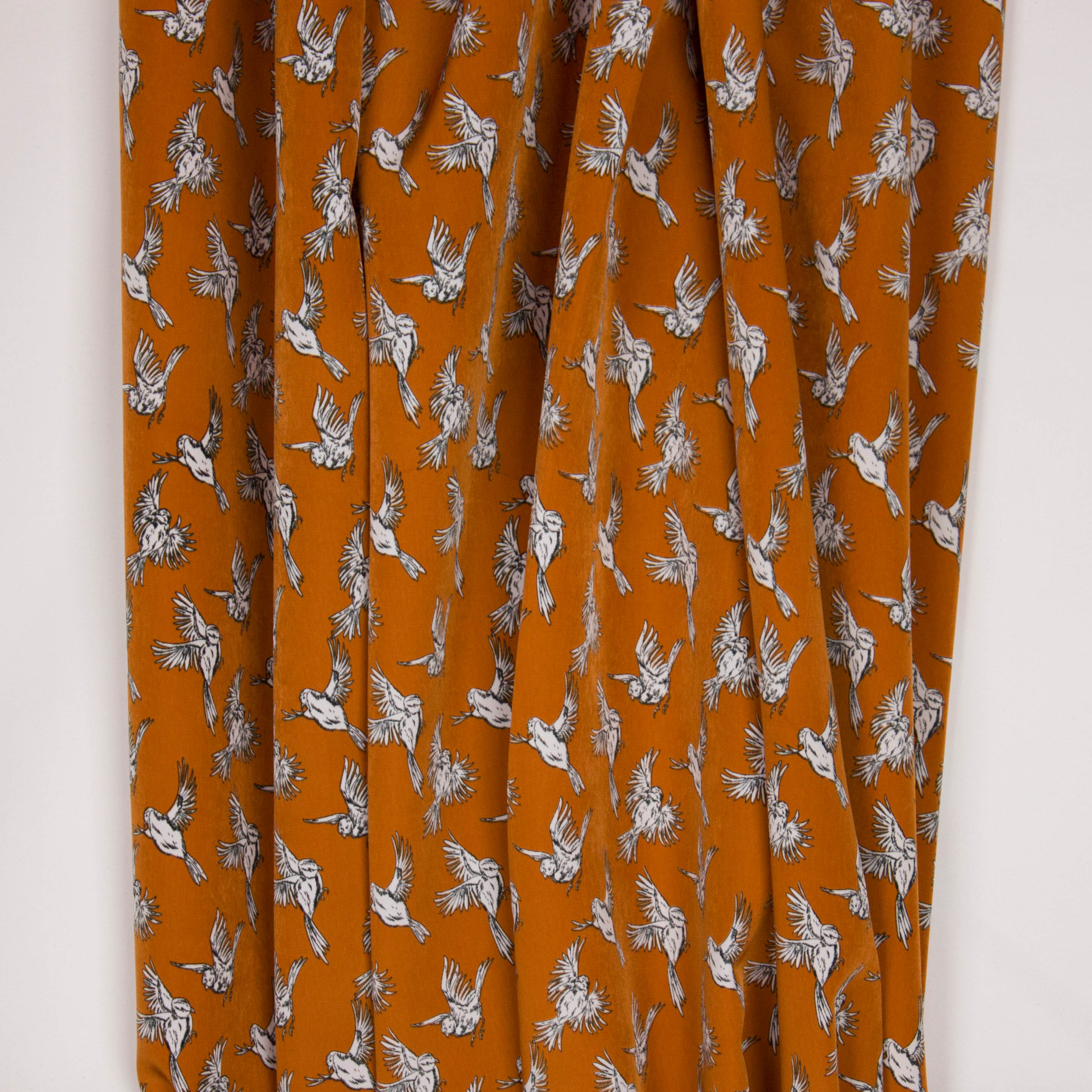 Bruine polyester met vogels "Pearl Peach van Penelope"