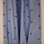 Wit / donkerblauw gestreept katoentje met geborduurde kersen