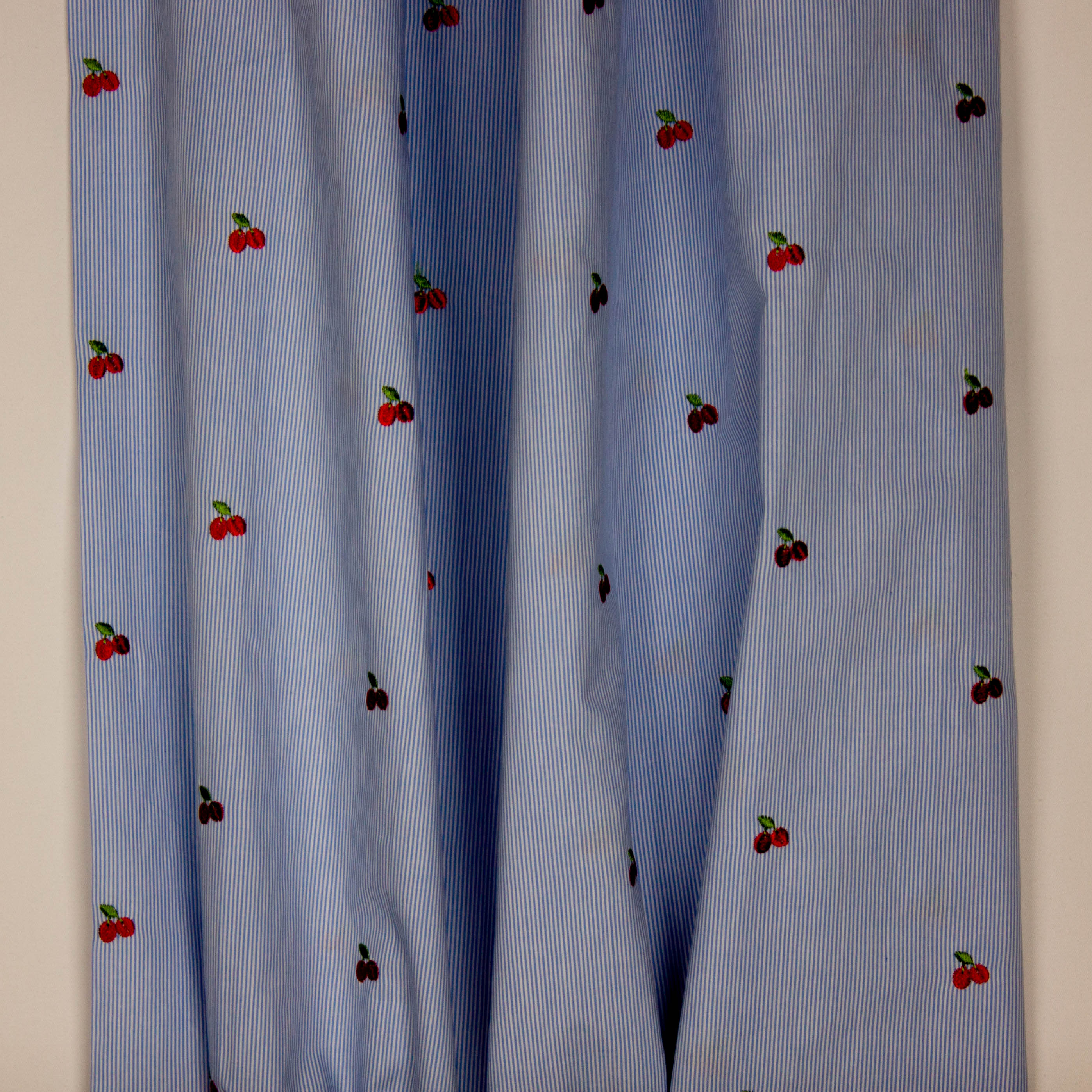 Wit / donkerblauw gestreept katoentje met geborduurde kersen