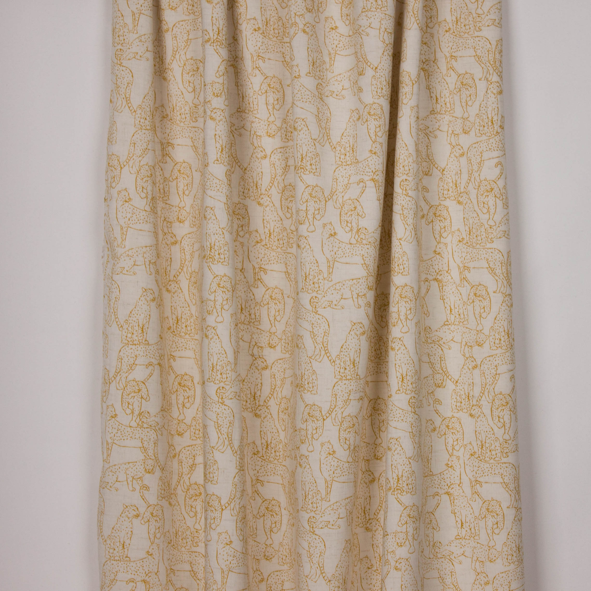 Witte viscose / linnen mengeling met mosterdkleurige luipaarden "Linen Leopard"
