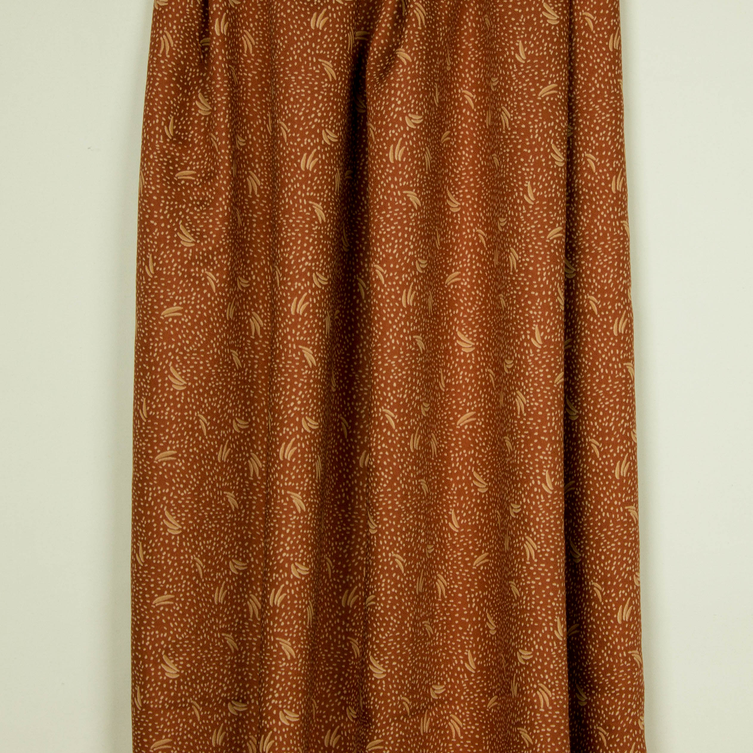 Roest viscose crêpe met beige abstract motiefje "Dune Chestnut" van Atelier Brunette