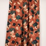 Bruine viscose met bloemen- en stippen motiefje "Posie Chestnut" van Atelier Brunette