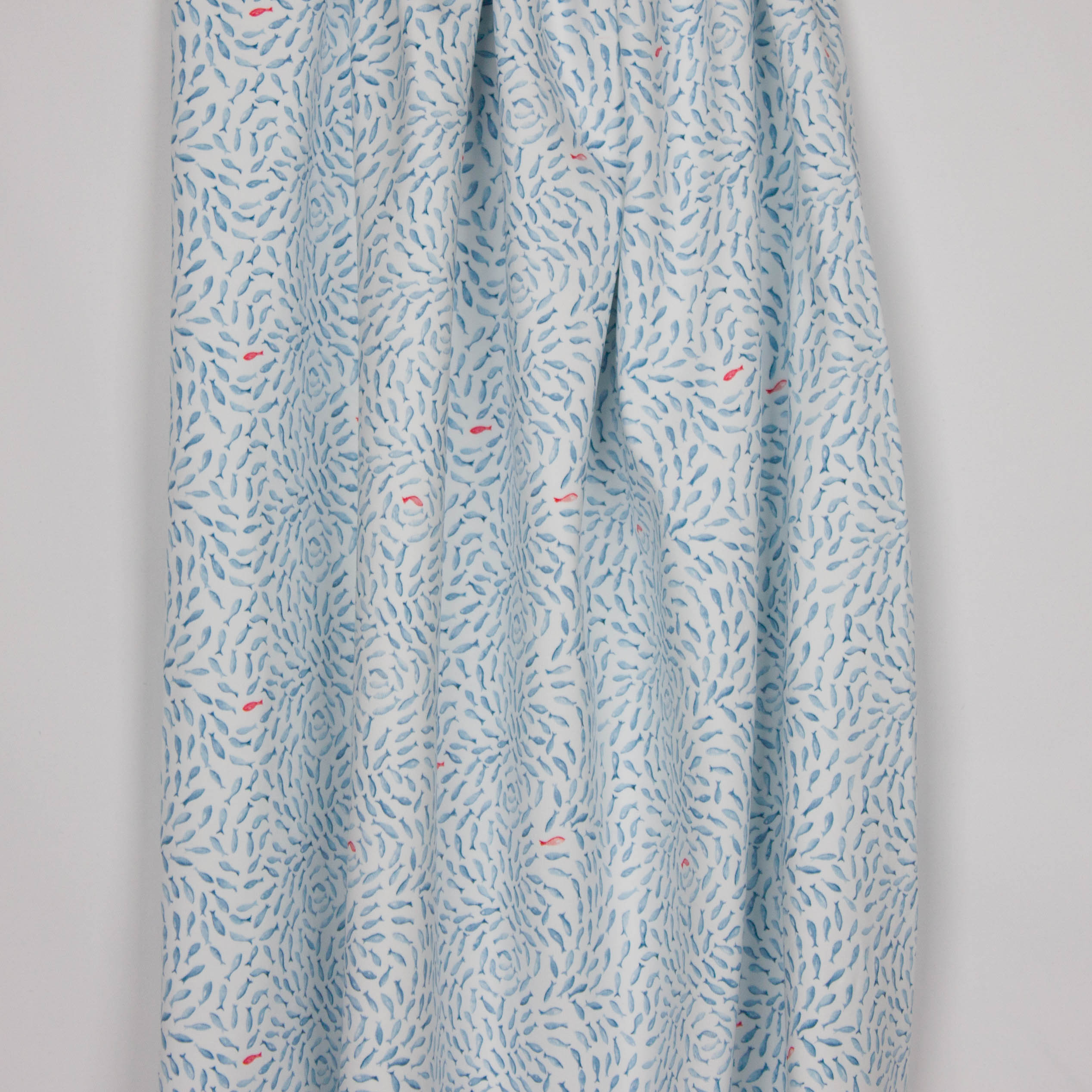Witte tricot met blauwe en rode visjes