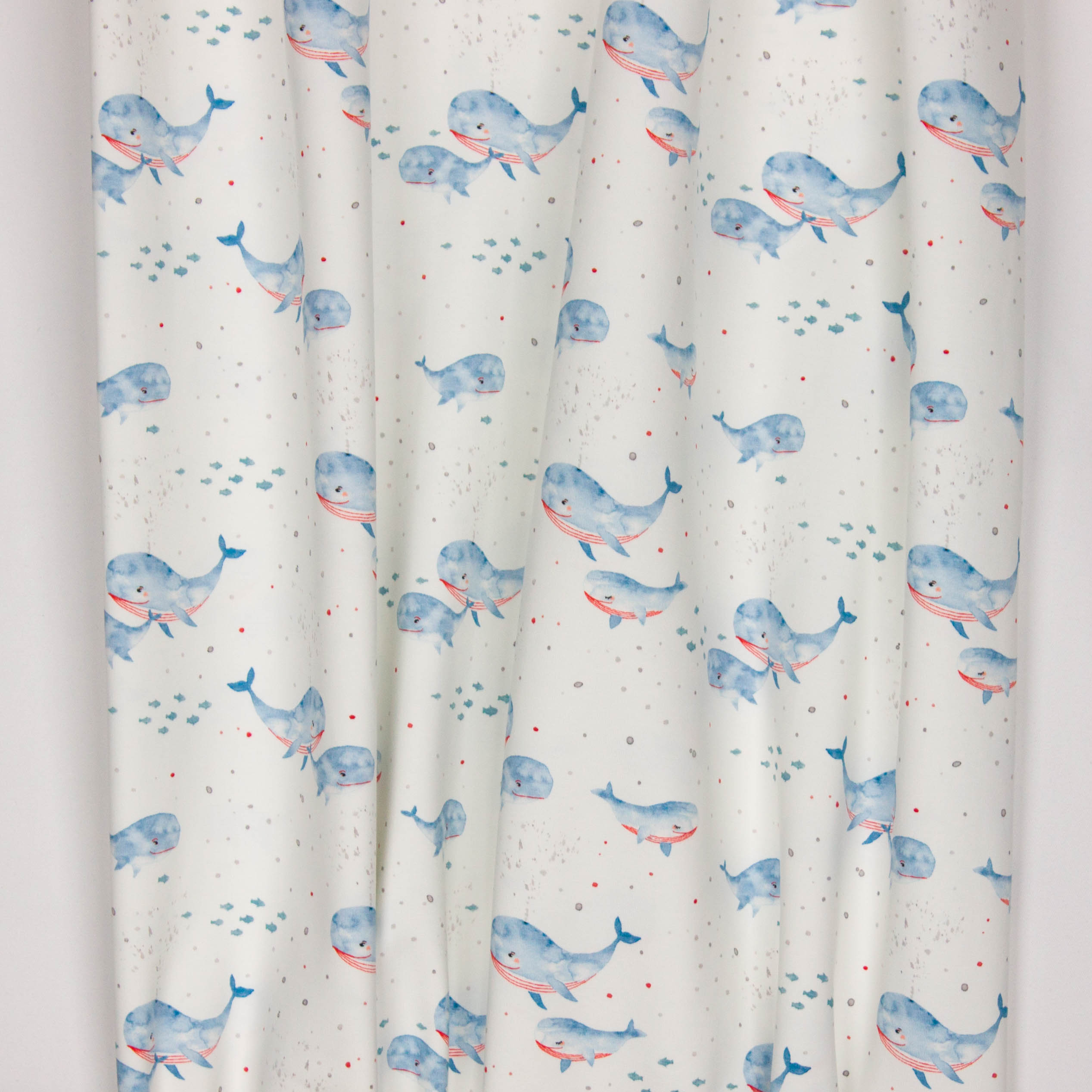 Witte tricot met blauw / rode walvissen en visjes