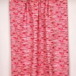 Witte tricot met rode onregelmatige strepen