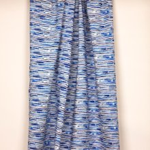 Witte tricot met  donkerblauwe onregelmatige strepen