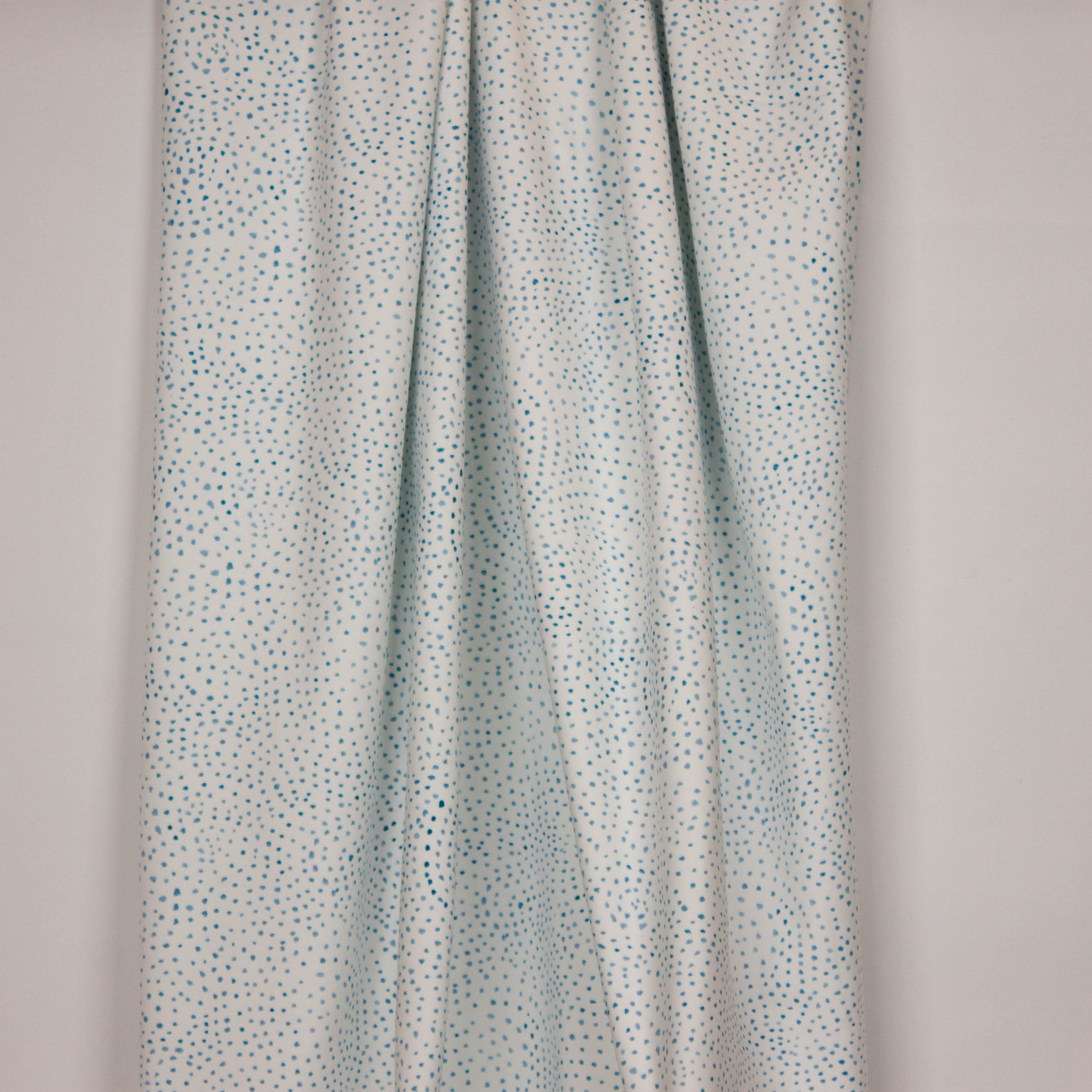 Witte tricot met blauwe vlekjes