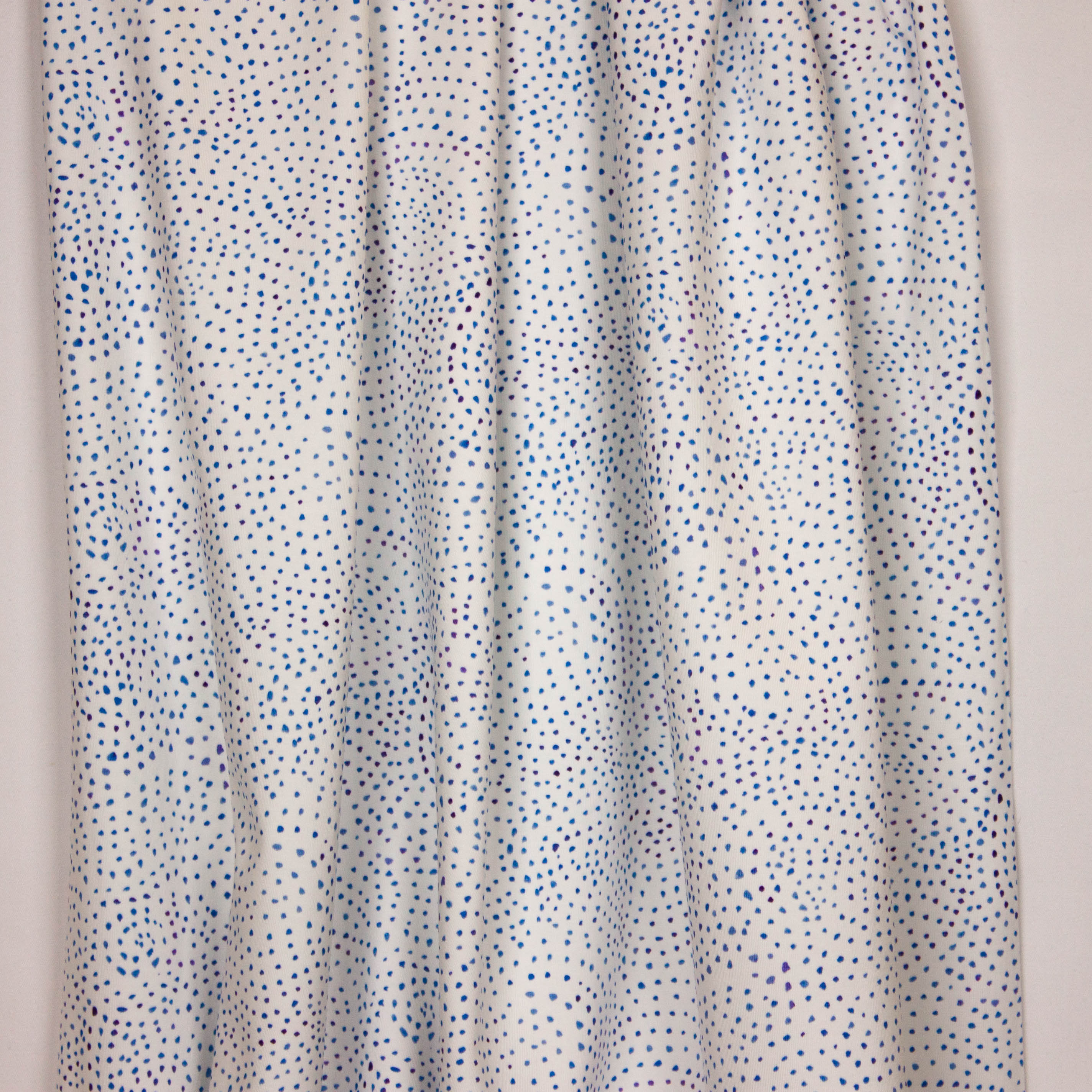 Witte tricot met blauwe en paarse vlekjes