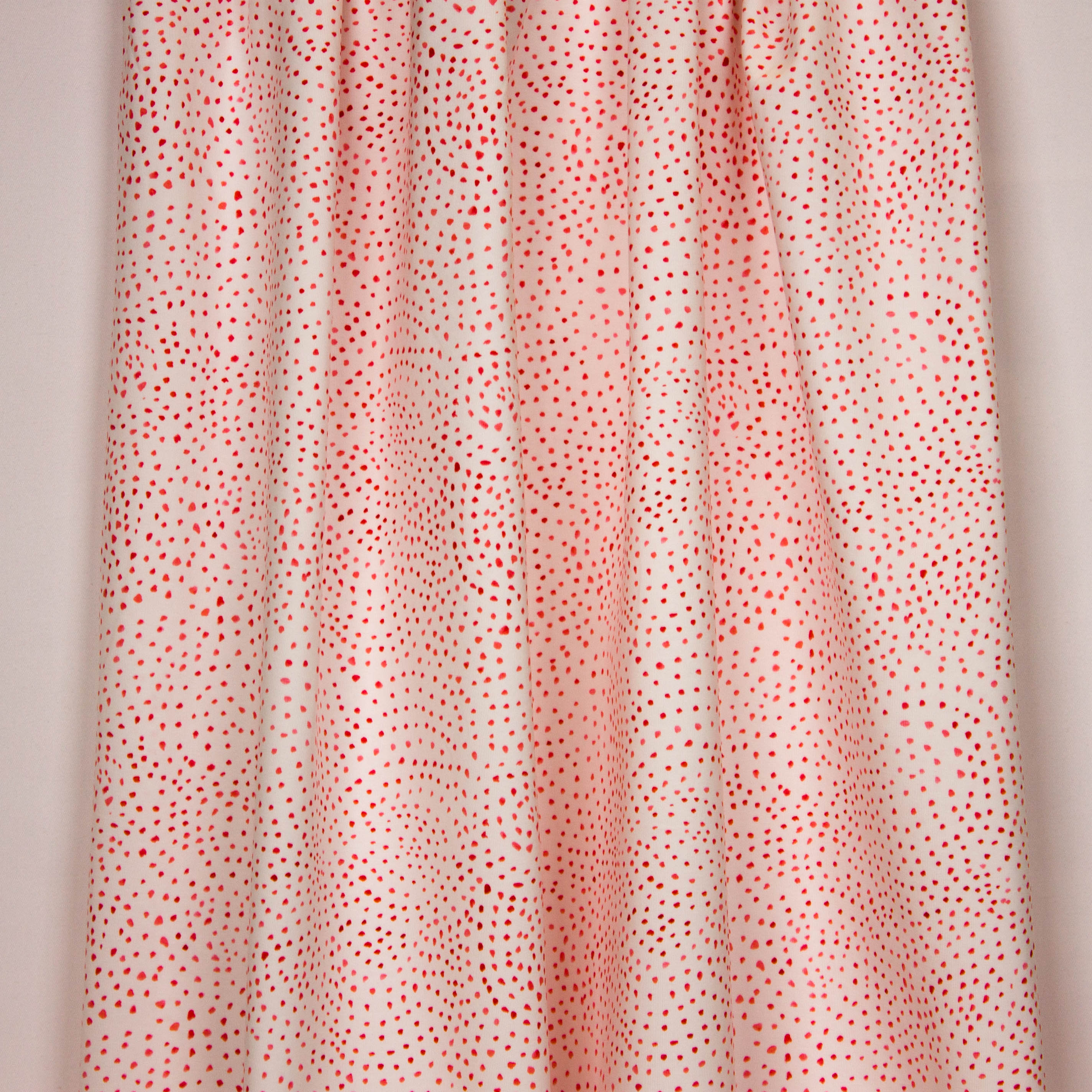 Witte tricot met rode vlekjes