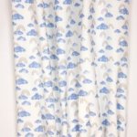 Witte tricot met blauwe wolken en grijze regenbogen