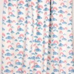 Witte tricot met blauwe wolken en rode regenbogen