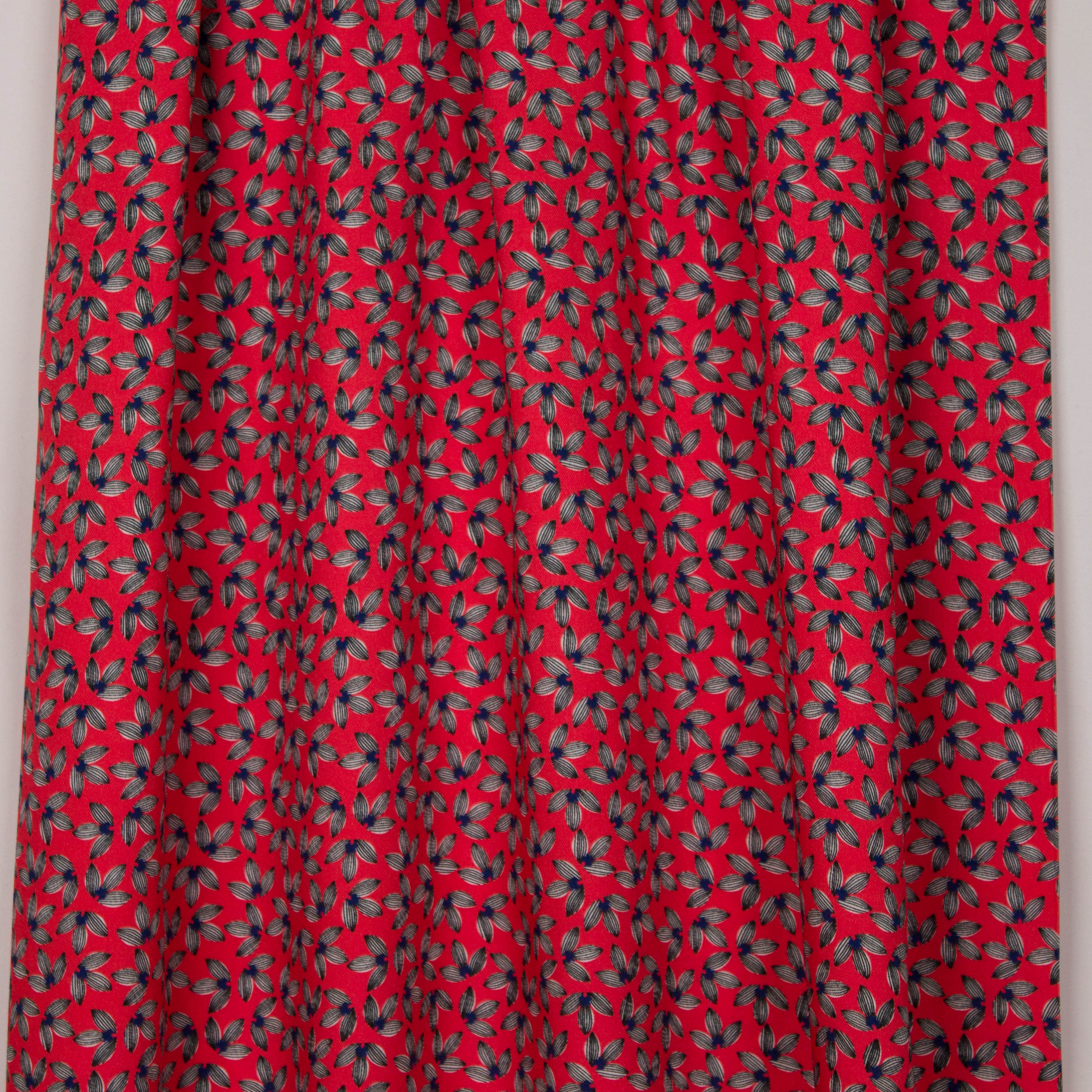 Koraal viscose twill met abstracte bloemen van La Maison Victor