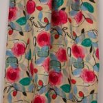 Lichtgele rayon / katoenmengeling met bloemen en bladmotief