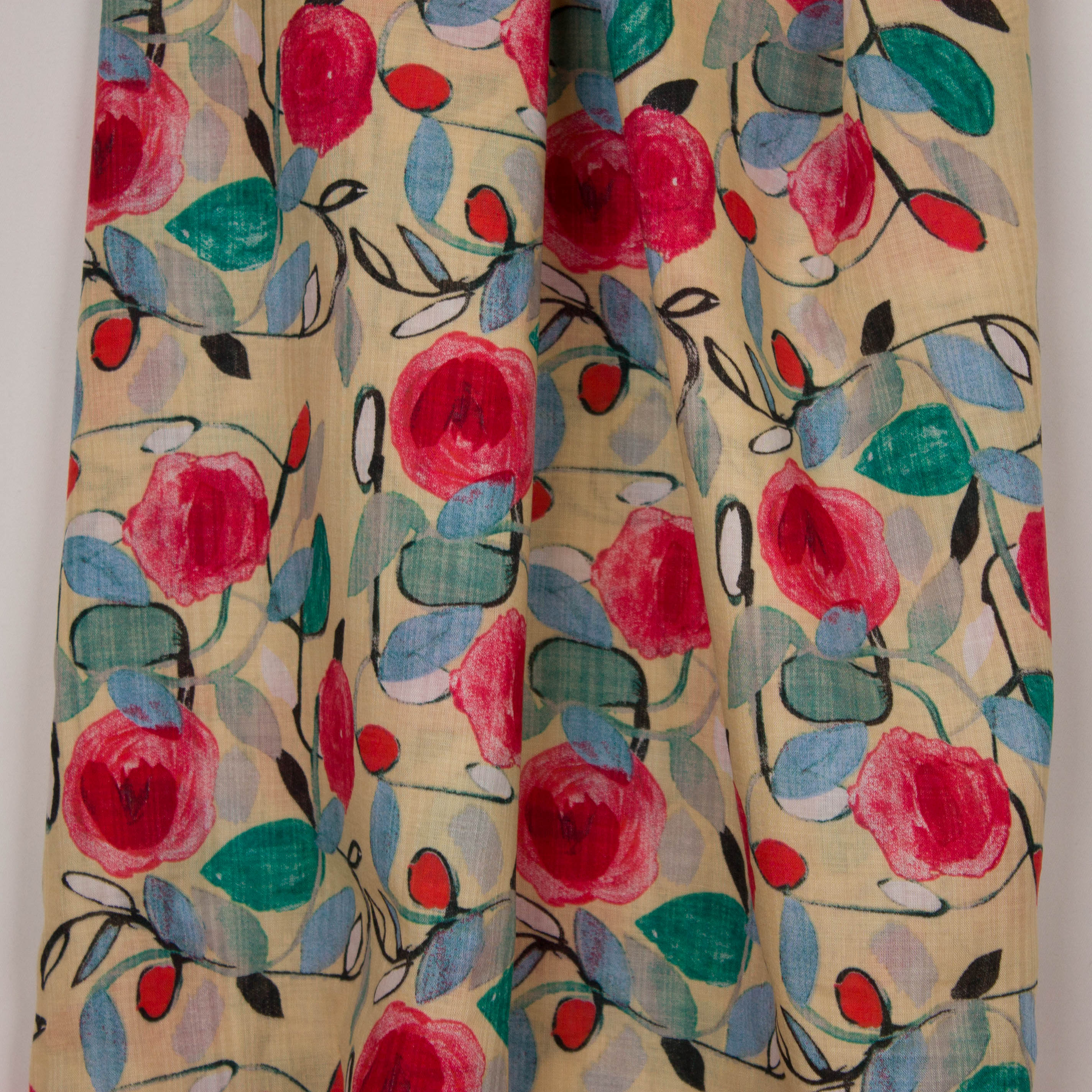 Lichtgele rayon / katoenmengeling met bloemen en bladmotief