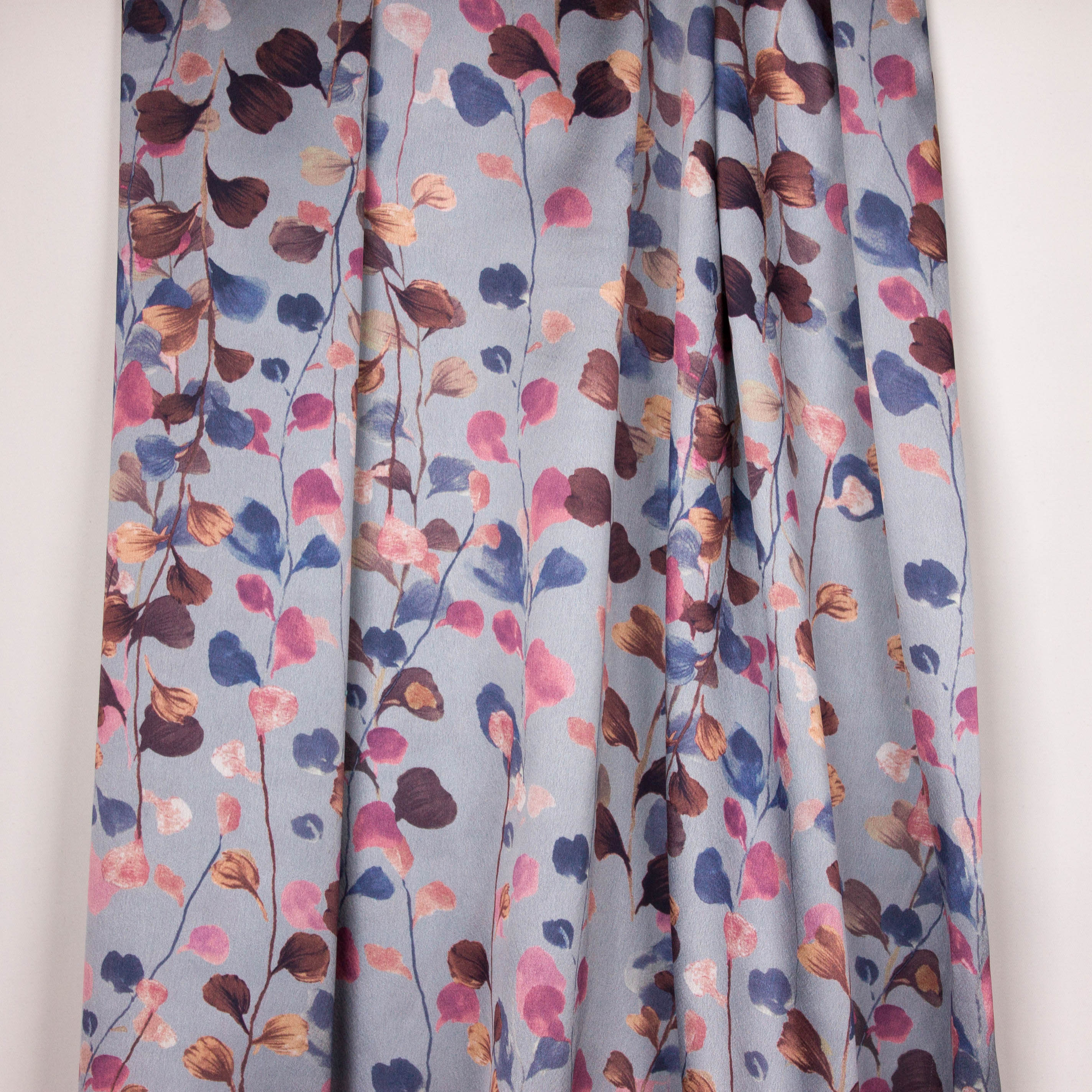 Grijsblauwe polyester met blaadjes en ranken