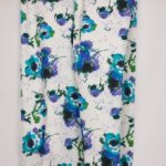 Italiaanse witte piqué katoen met blauwe bloemen van 'Alta Moda'