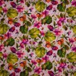 Roze Italiaans linnen met multicolor bloemen en blaadjes van 'Alta Moda'